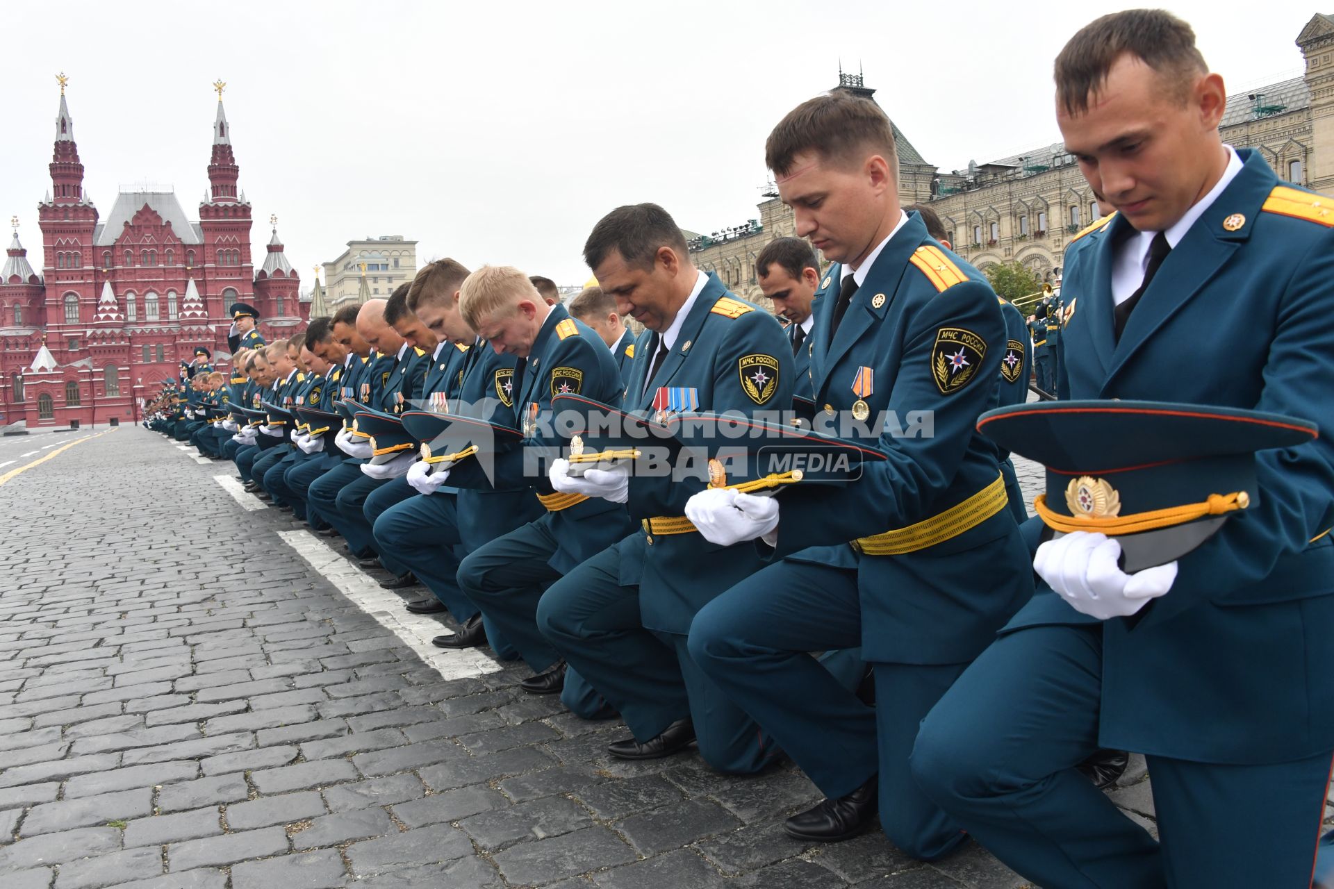 Москва. Во время торжественной церемонии, посвященной выпуску курсантов и кадетов вузов МЧС России  на Красной площади.