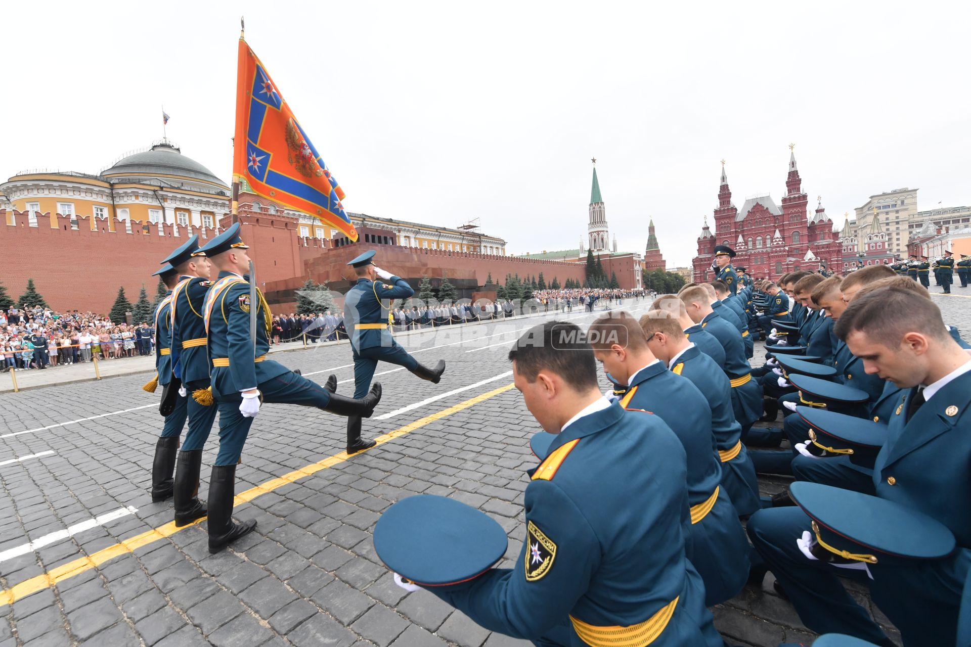 Москва. Во время торжественной церемонии, посвященной выпуску курсантов и кадетов вузов МЧС России  на Красной площади.