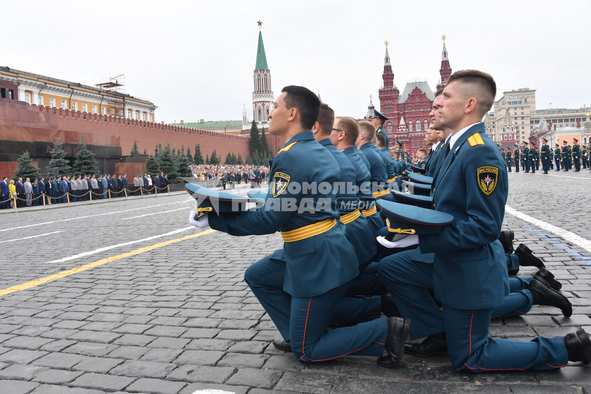 Москва. Во время торжественной церемонии, посвященной выпуску курсантов и кадетов вузов МЧС  России  на Красной площади.