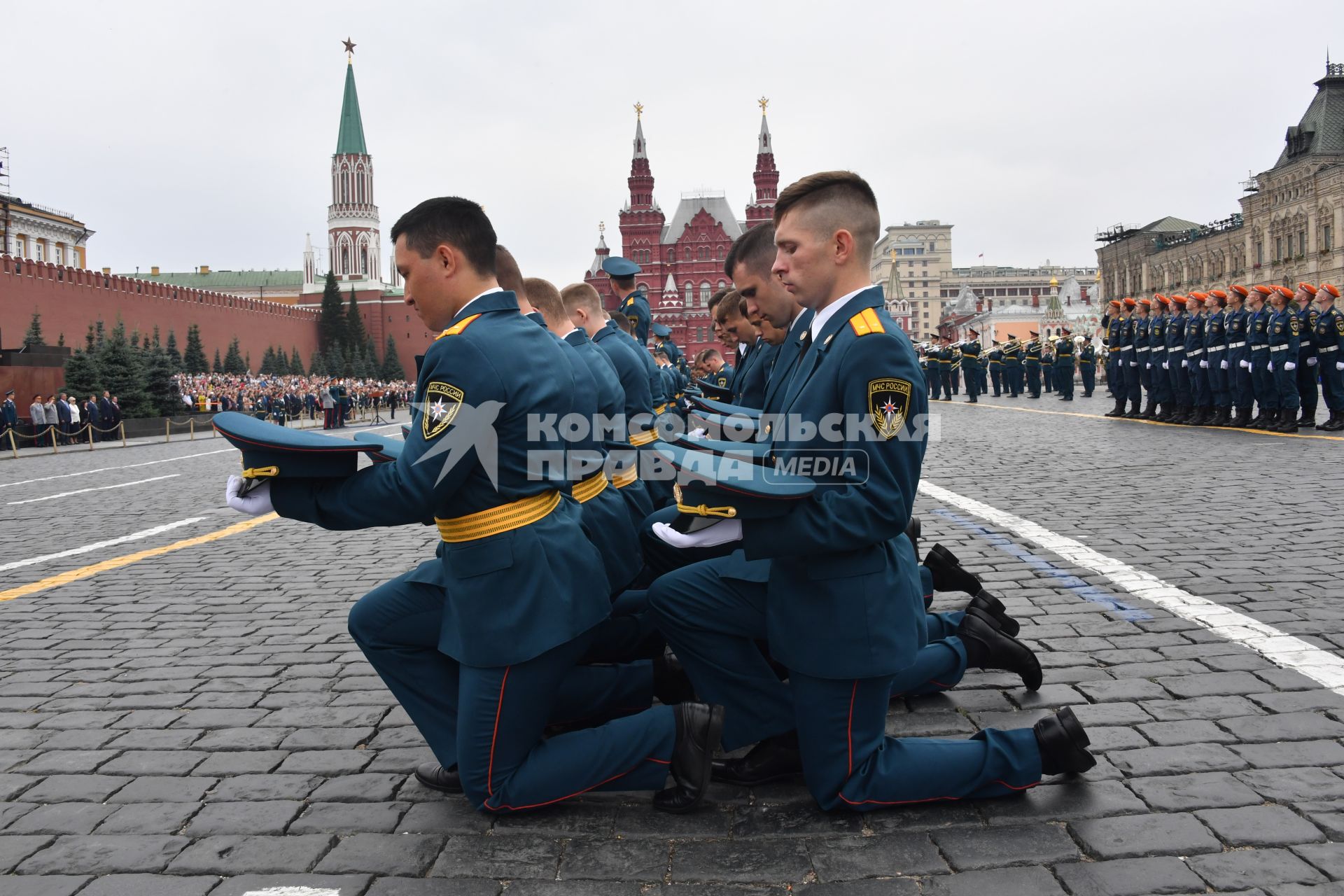 Москва. Во время торжественной церемонии, посвященной выпуску курсантов и кадетов вузов МЧС России  на Красной площади.