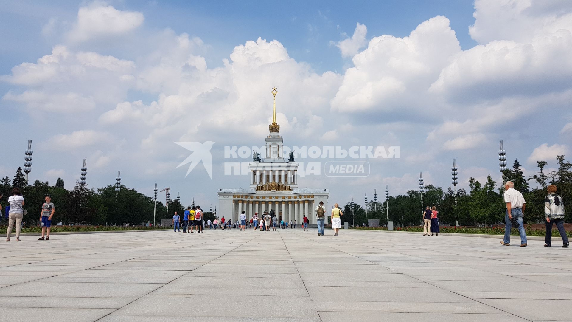 Москва. Вид на главную аллею и Центральный павильон ВДНХ после реставрации.