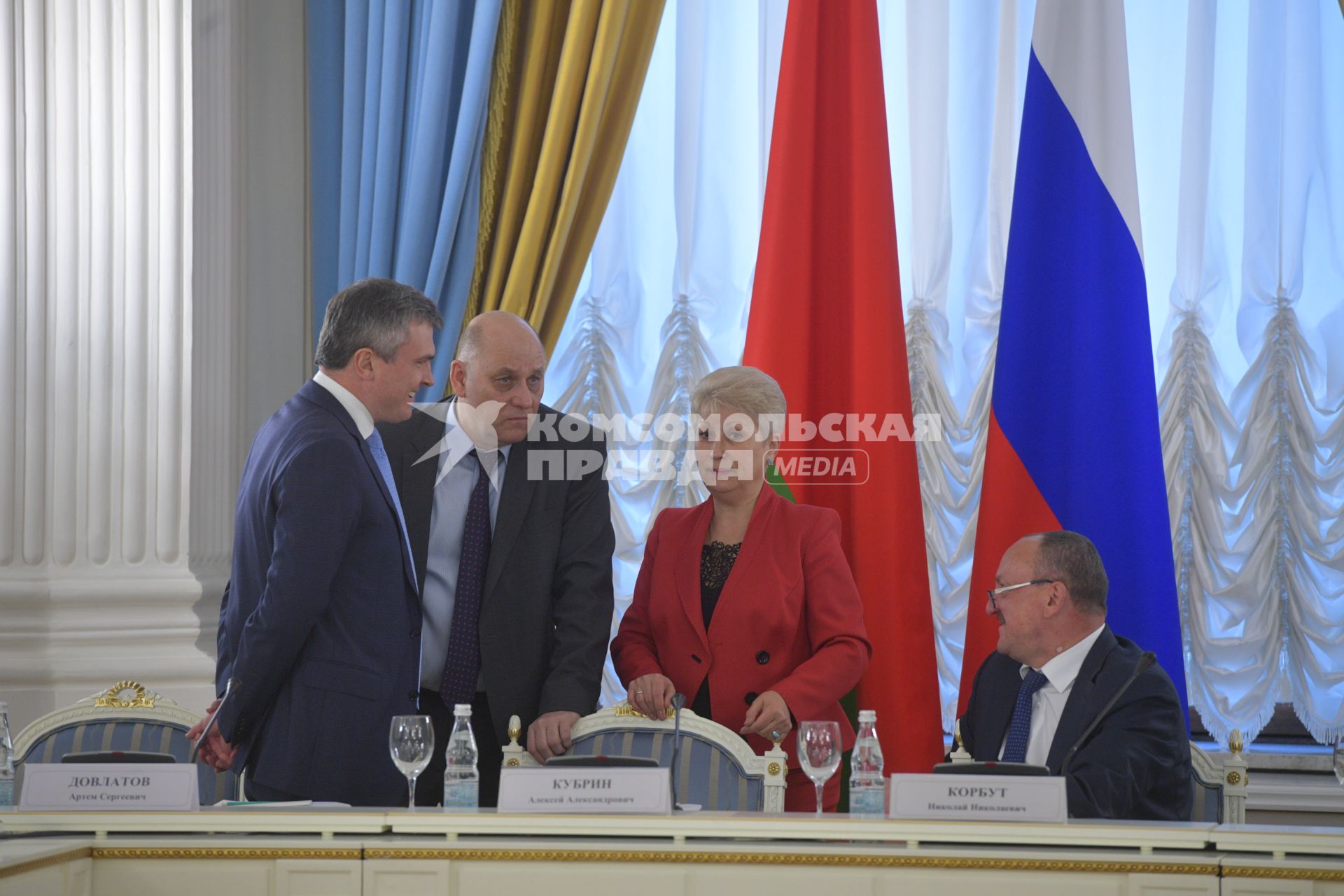 Москва. Заместитель председателя Внешэкономбанка Артем Довлатов (слева), заместители государственного секретаря Союзного государства Алексей Кубрин (второй слева) и Николай Корбут (справа) на заседании Группы высокого уровня Совета Министров Союзного государства в Доме приемов Правительства РФ.