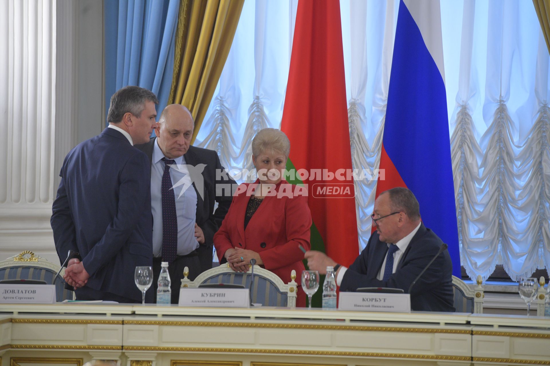 Москва. Заместитель председателя Внешэкономбанка Артем Довлатов (слева), заместители государственного секретаря Союзного государства Алексей Кубрин (второй слева) и Николай Корбут (справа) на заседании Группы высокого уровня Совета Министров Союзного государства в Доме приемов Правительства РФ.