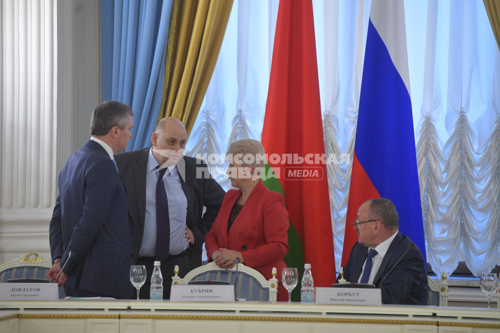 Москва. Заместитель председателя Внешэкономбанка Артем Довлатов (слева), заместители государственного секретаря Союзного государства Алексей Кубрин (второй слева) и Николай Корбут (справа) на заседании Группы высокого уровня Совета Министров Союзного государства в Доме приемов Правительства РФ.