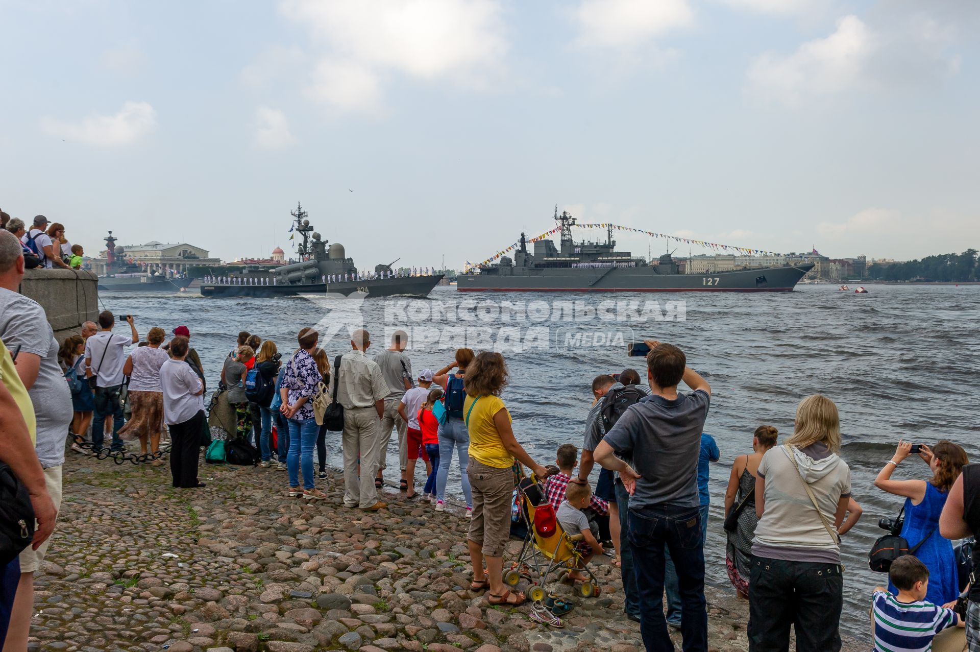 Санкт-Петербург. Зрители на репетиции Главного военно-морского парада в честь  Дня  Военно-Морского Флота.