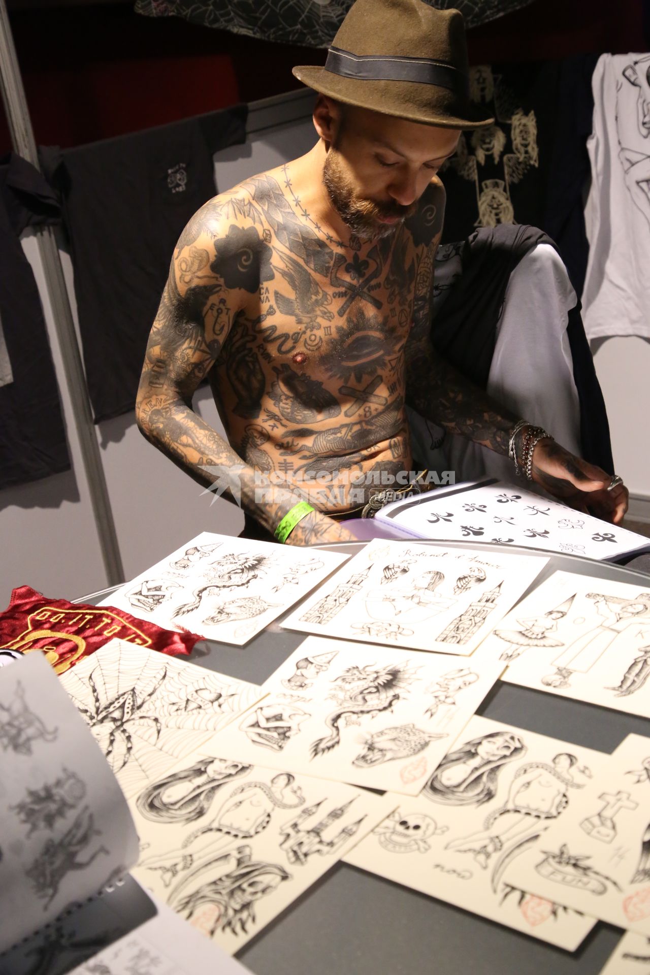 Диск269. Арт-фестиваль THE MOSCOW TATTOO SHOW. 2015. На снимке: мужчина выбирает рисунок для татуировки