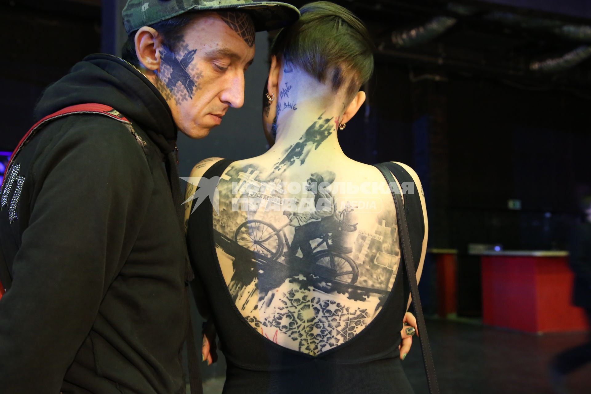 Диск269. Арт-фестиваль THE MOSCOW TATTOO SHOW. 2015. На снимке: девушка с татуировкой на спине