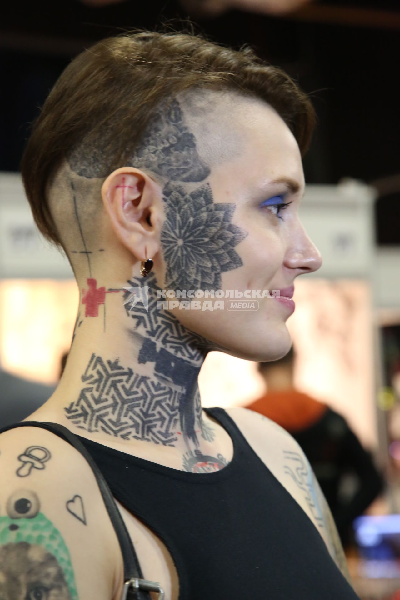 Диск269. Арт-фестиваль THE MOSCOW TATTOO SHOW. 2015. На снимке: девушка с татуировкой на лице и черепе