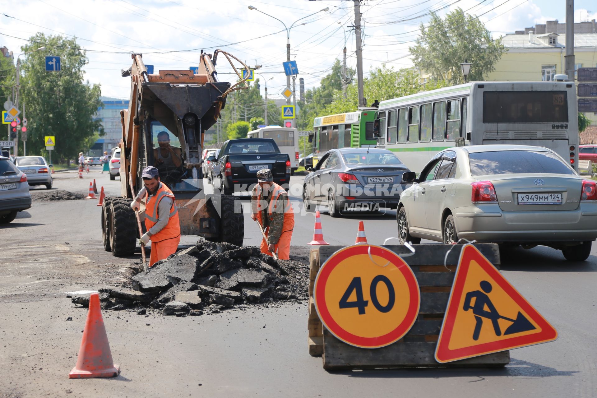 Красноярск. Рабочие во время ямочного ремонта асфальта  на одной из улиц города.