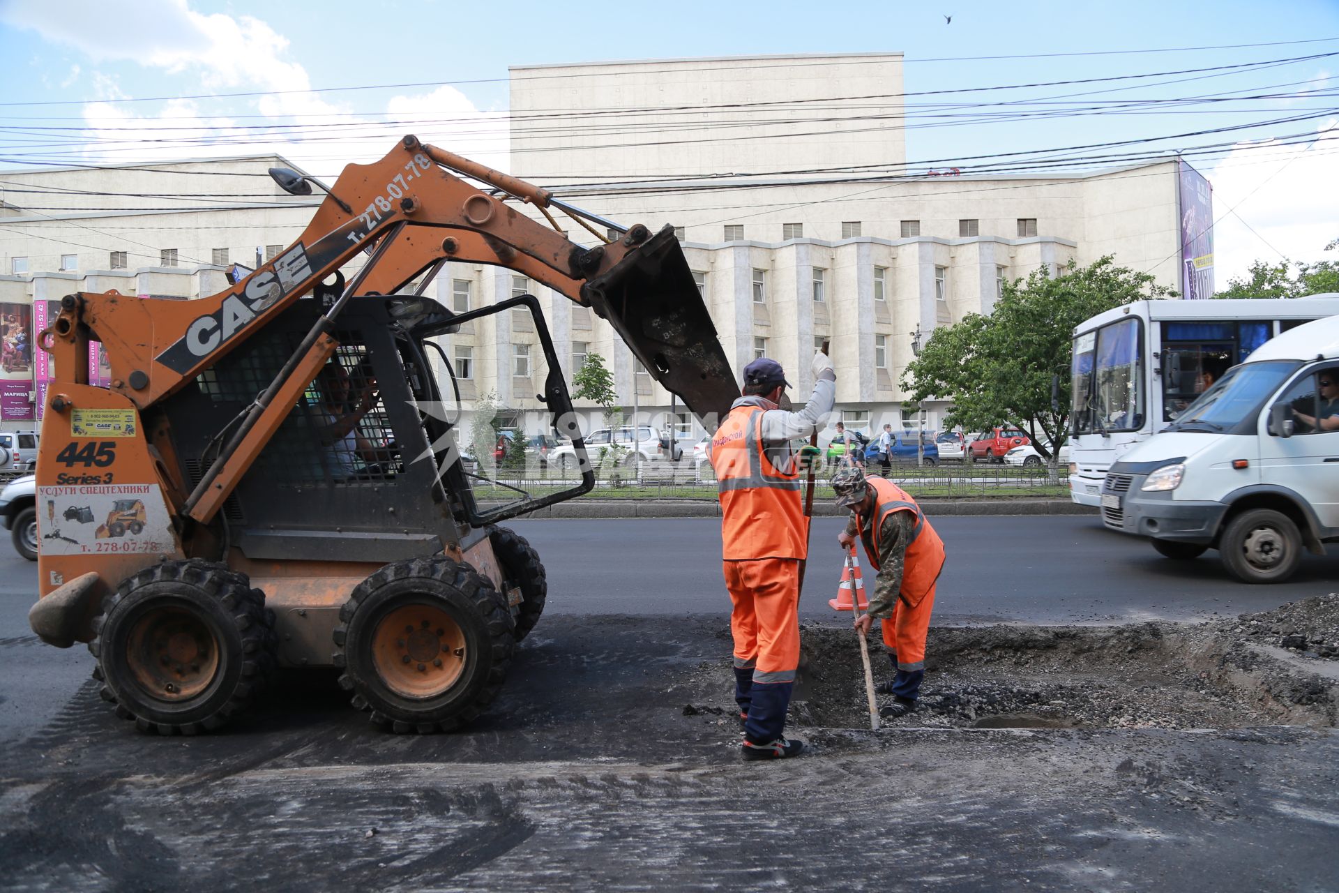 Красноярск. Рабочие во время ямочного ремонта асфальта  на одной из улиц города.