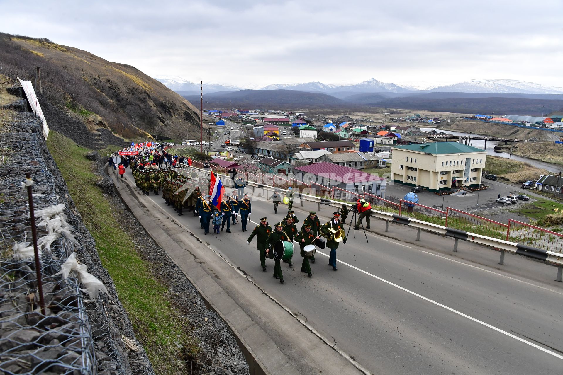 Остров Итуруп, Курильск. Военный парад в день празднования 73-й головщины Победы в Великой Отечественной войне.