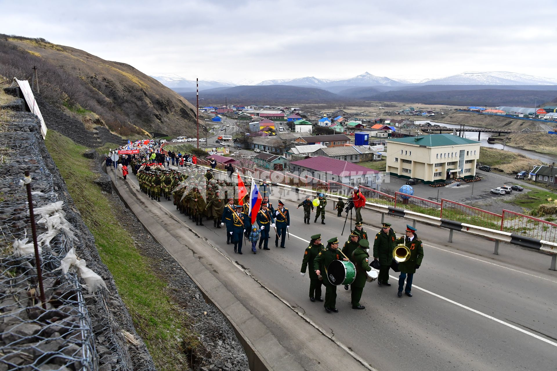 Остров Итуруп, Курильск. Военный парад в день празднования 73-й головщины Победы в Великой Отечественной войне.