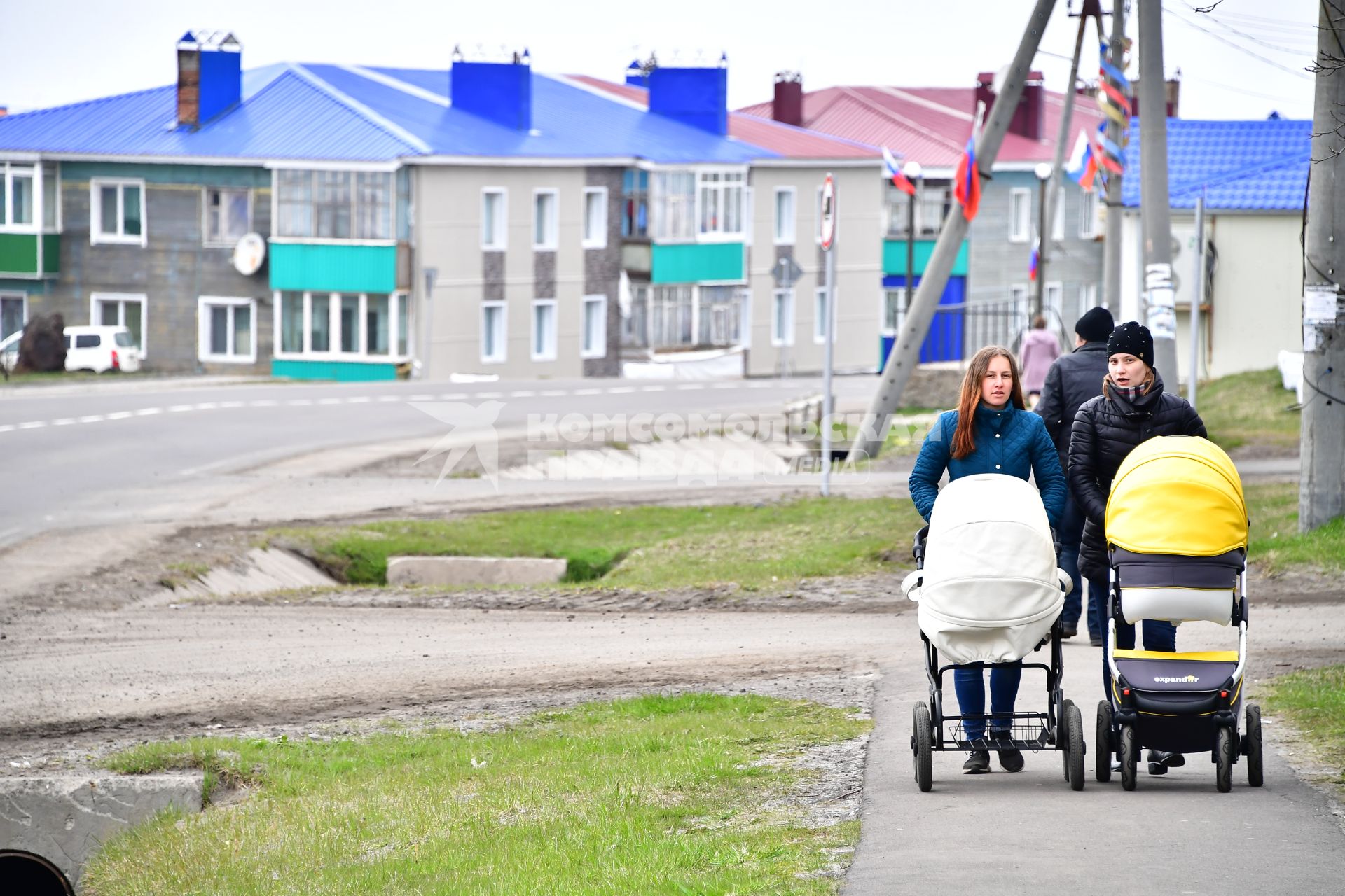 Остров Итуруп, Курильск. Мамы с колясками на улице города.