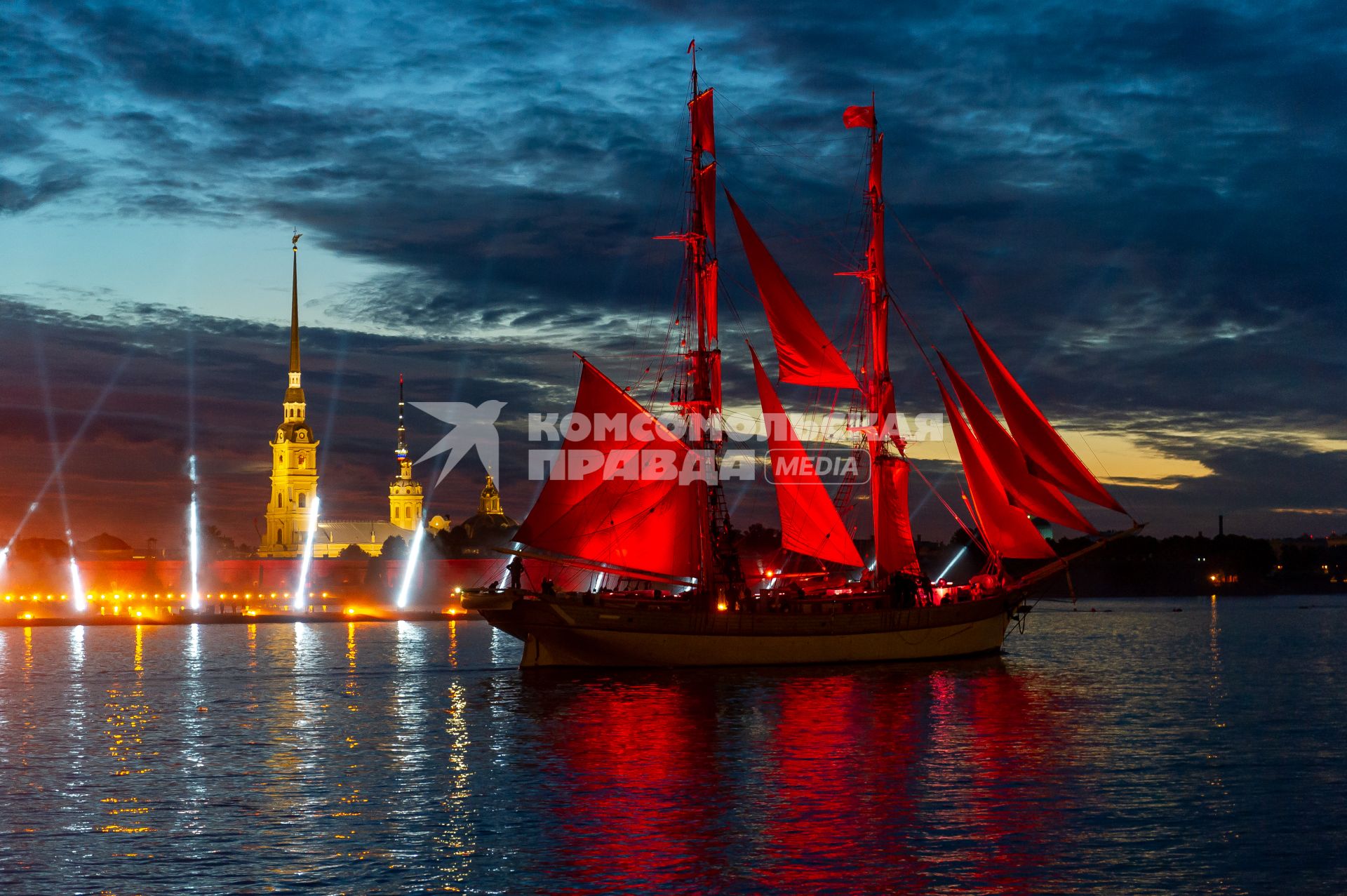 Санкт-Петербург. Шведский бриг Tre Kronor Stockholm во время праздника выпускников школ `Алые паруса`.