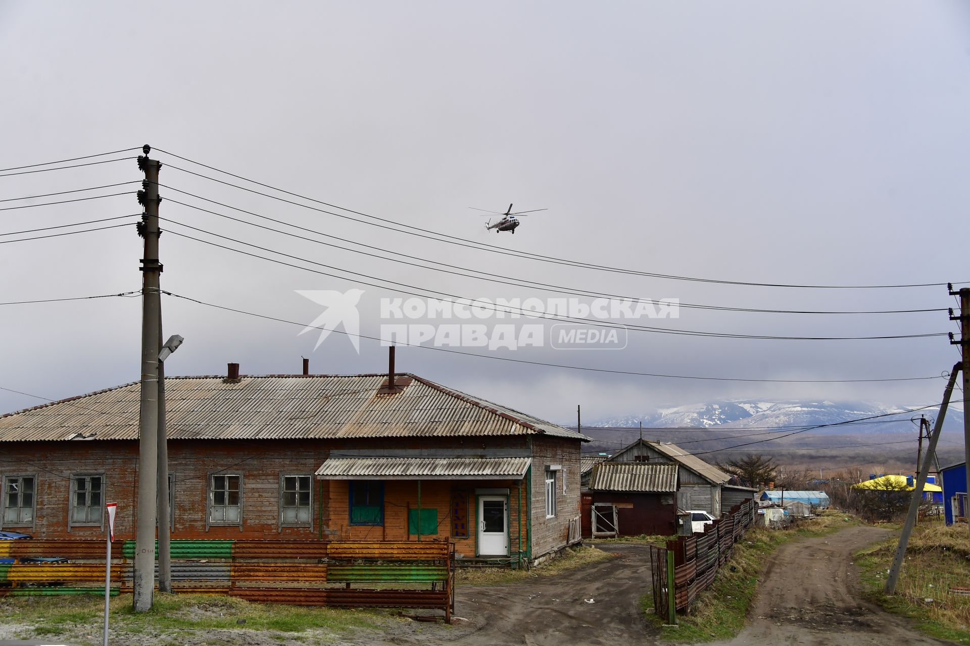 Остров Итуруп, Курильск. Вертолет над городом.