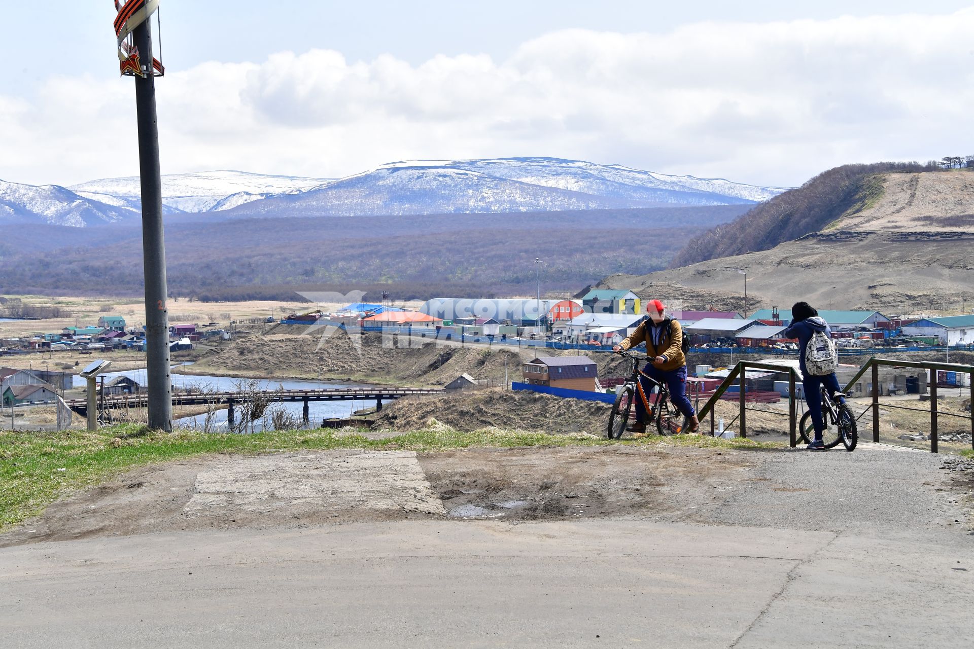 Остров Итуруп, Курильск. Местные ребята на велосипедах.