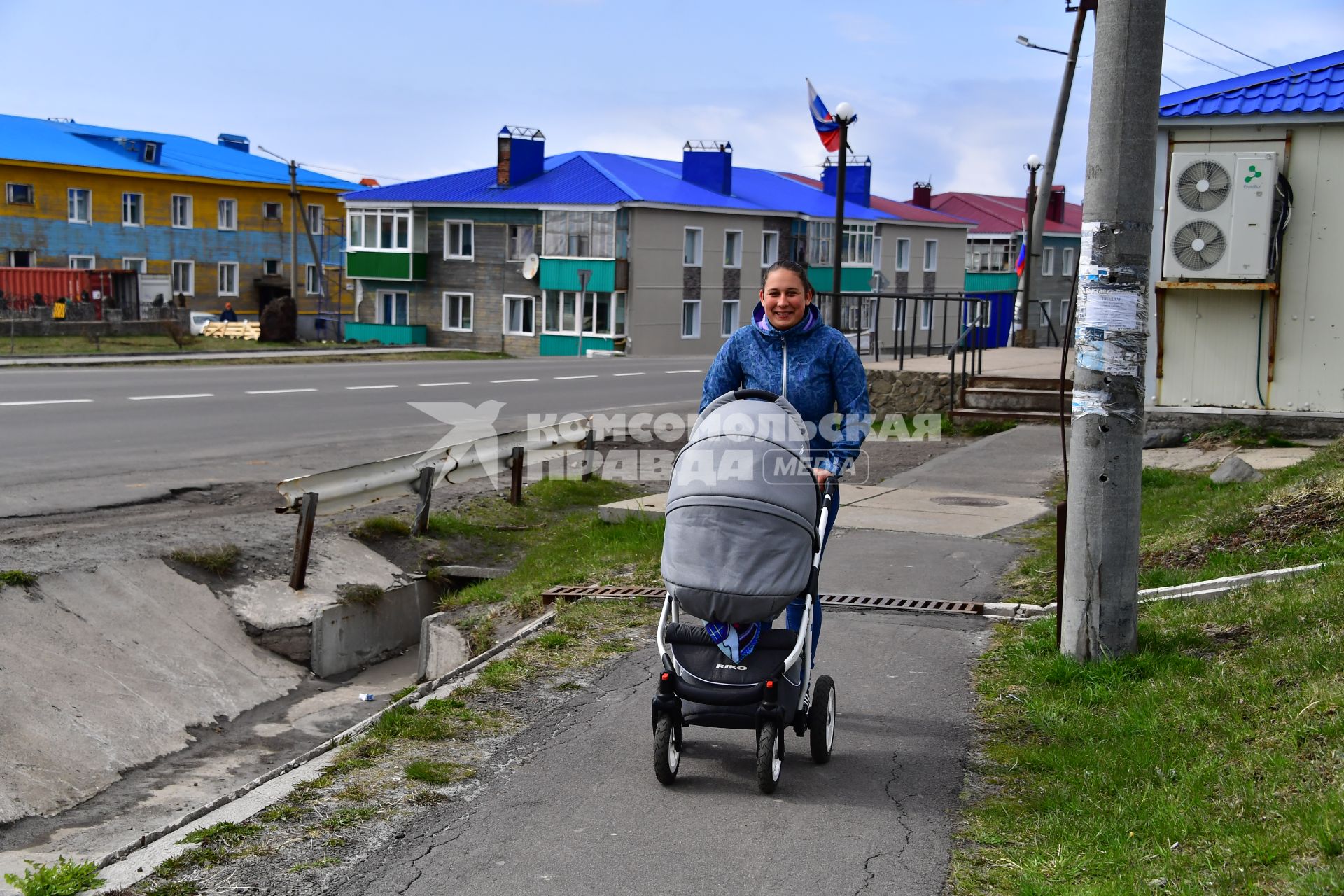 Остров Итуруп, Курильск. Женщины с колясками на улице города.