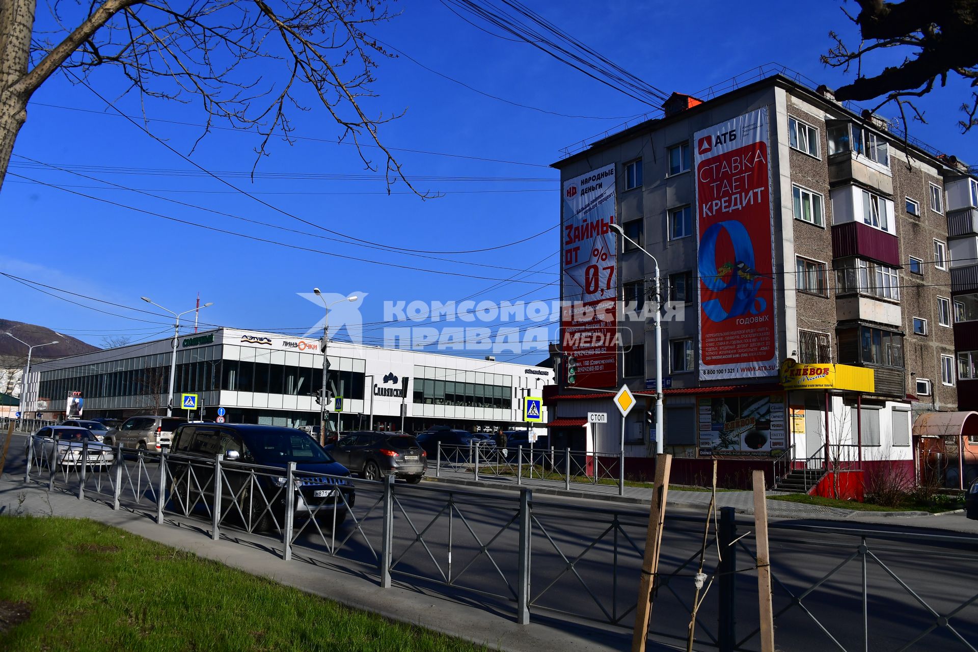 Сахалин, Южно-Сахалинск. Плакаты на домах на одной из улиц города.