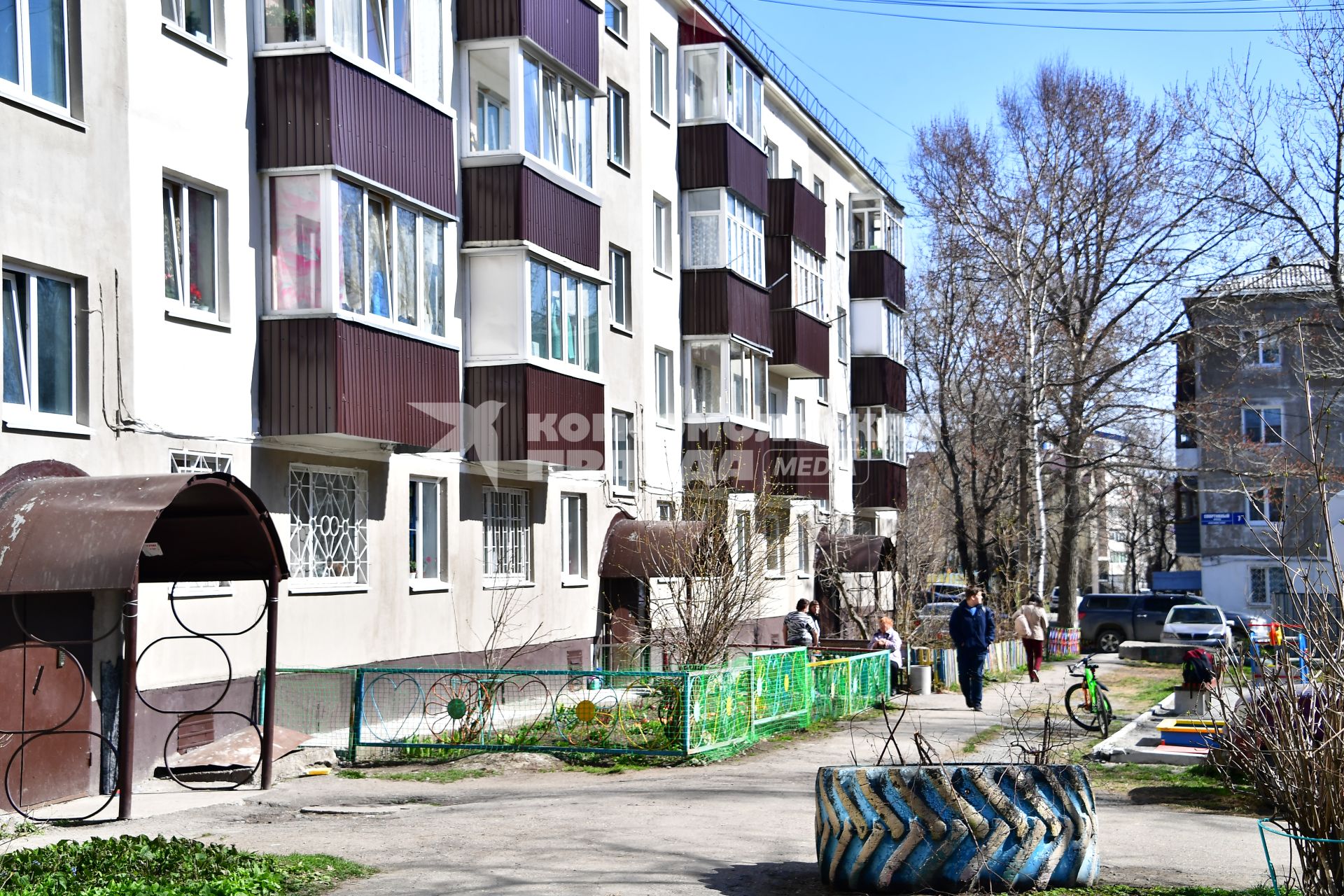 Сахалин, Южно-Сахалинск. В одном из дворов города.