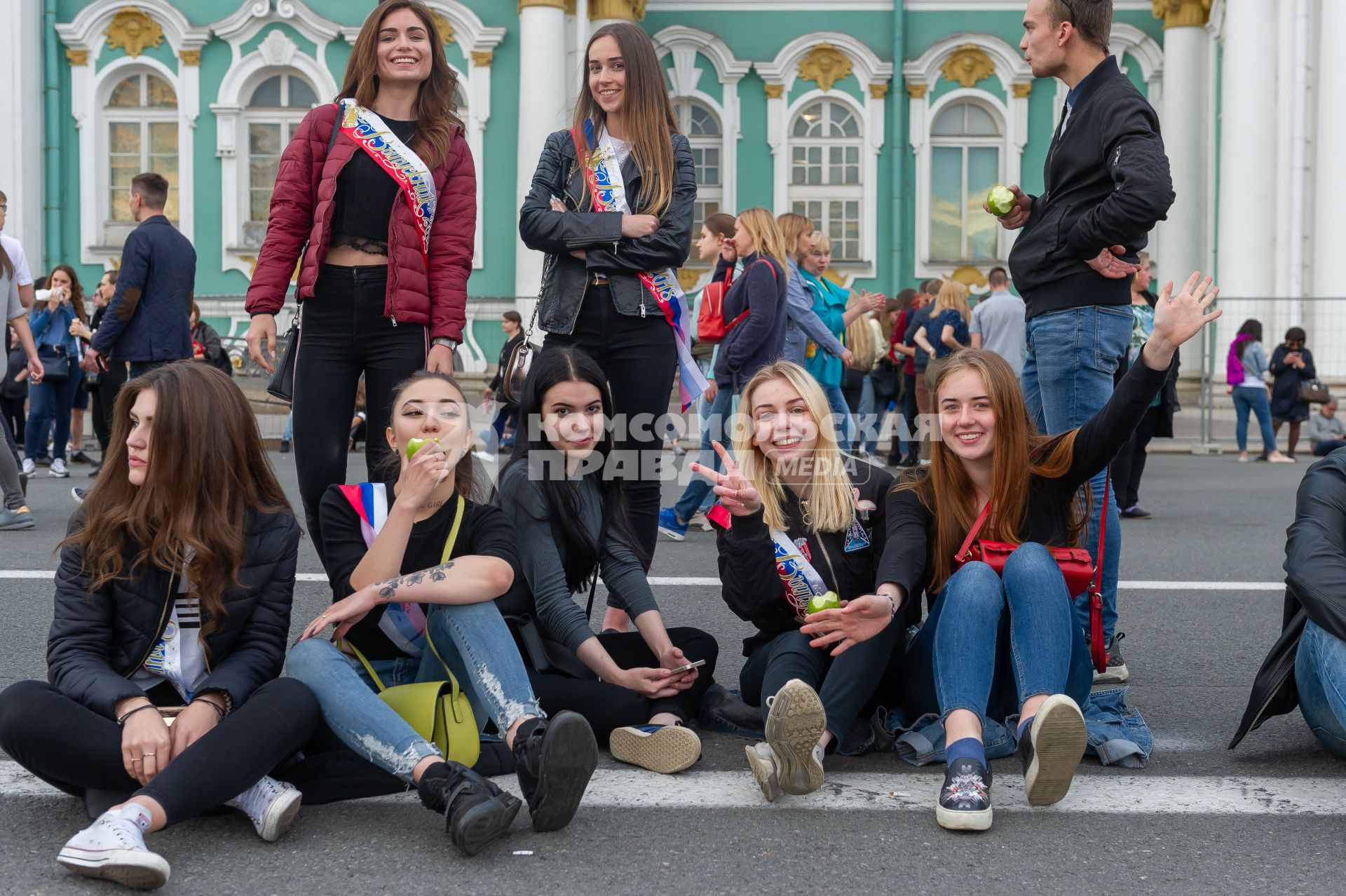 Санкт-Петербург.   Во время праздника выпускников школ `Алые паруса` на Дворцовой площади.