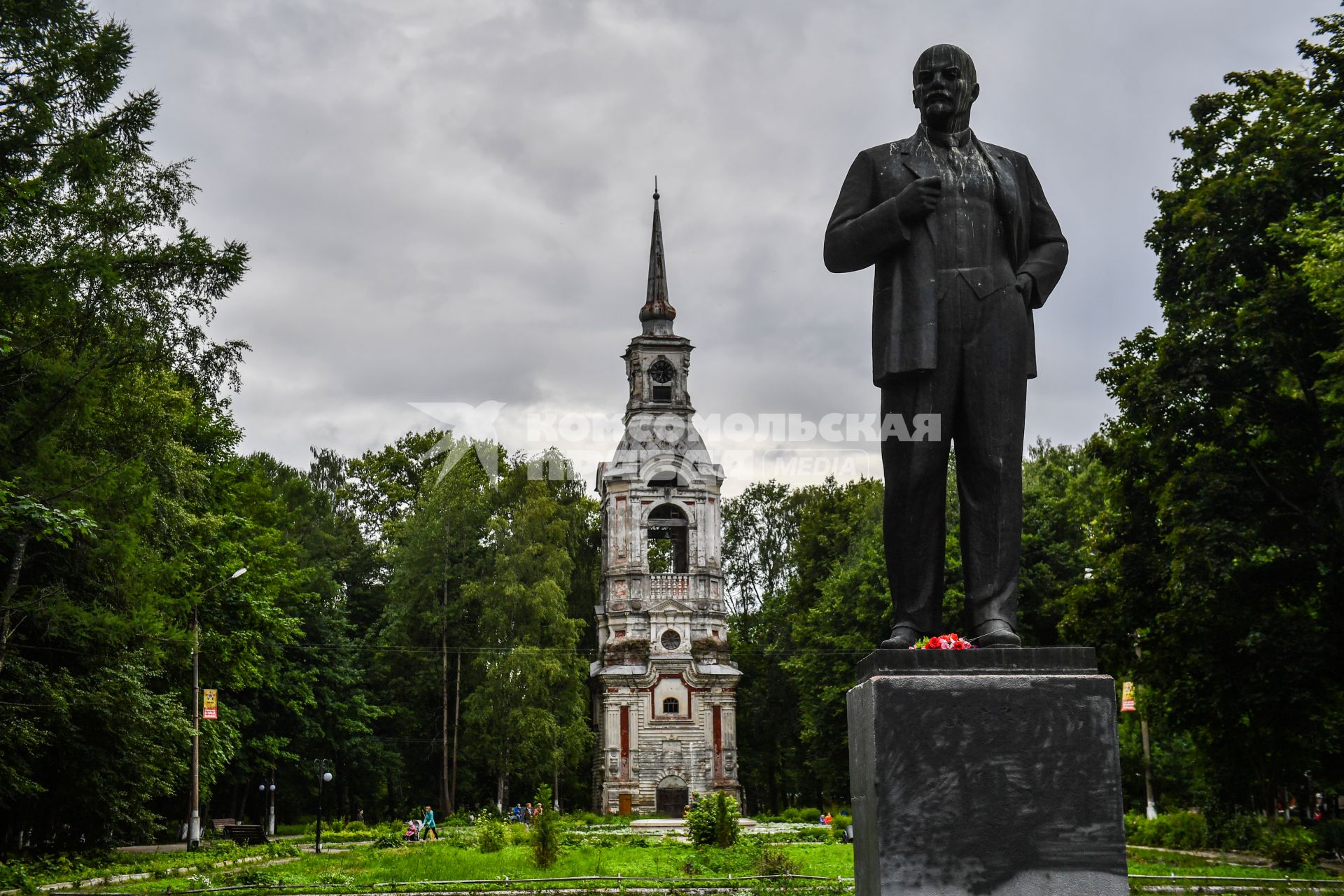 Селигер, Осташков. Старинная колокольня и памятник  ленину в парке `Свобода`.