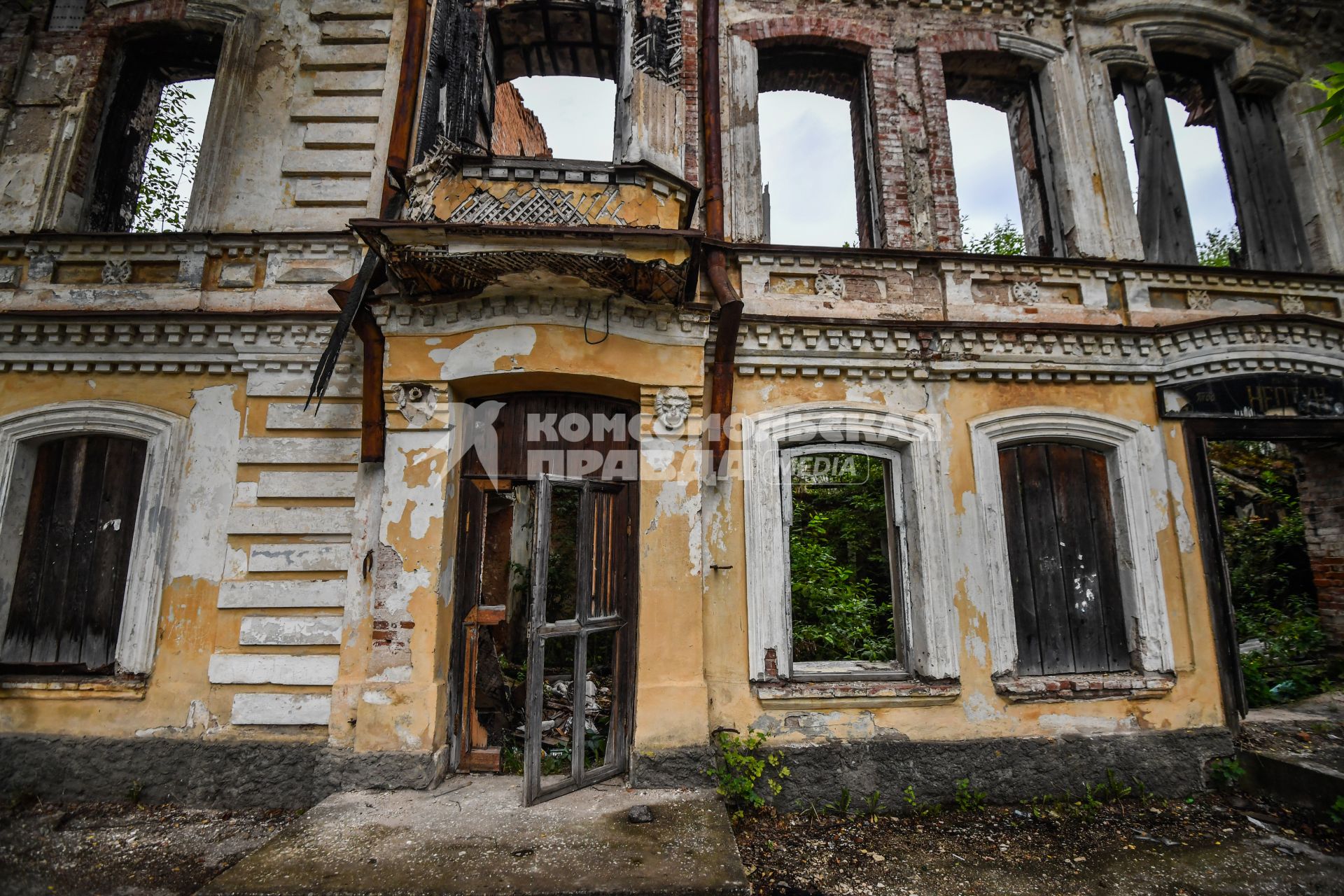 Селигер, Осташков. Старый развалившийся дом на одной из улиц города.