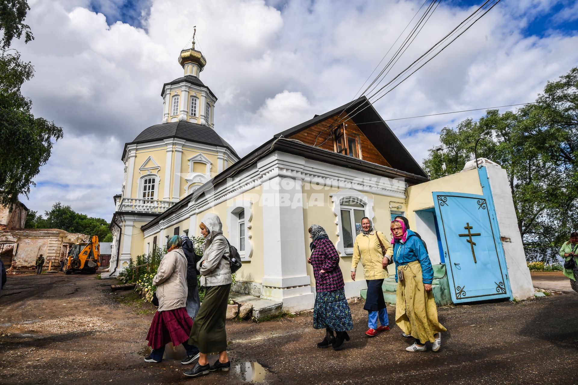 Селигер, Осташков. Прихожане выходят из храма  Богородицкого женского монастыря на полуострове Житное.