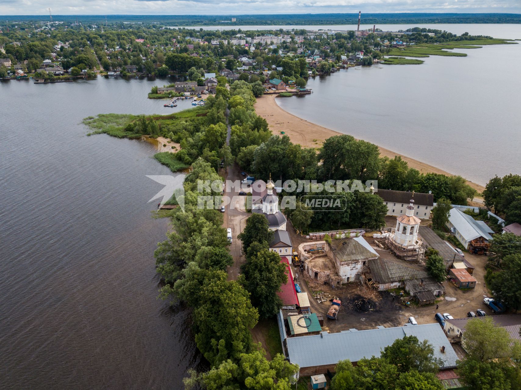 Селигер, Осташков. Вид сверху на Богородицкий женский монастырь на полуострове Житное.