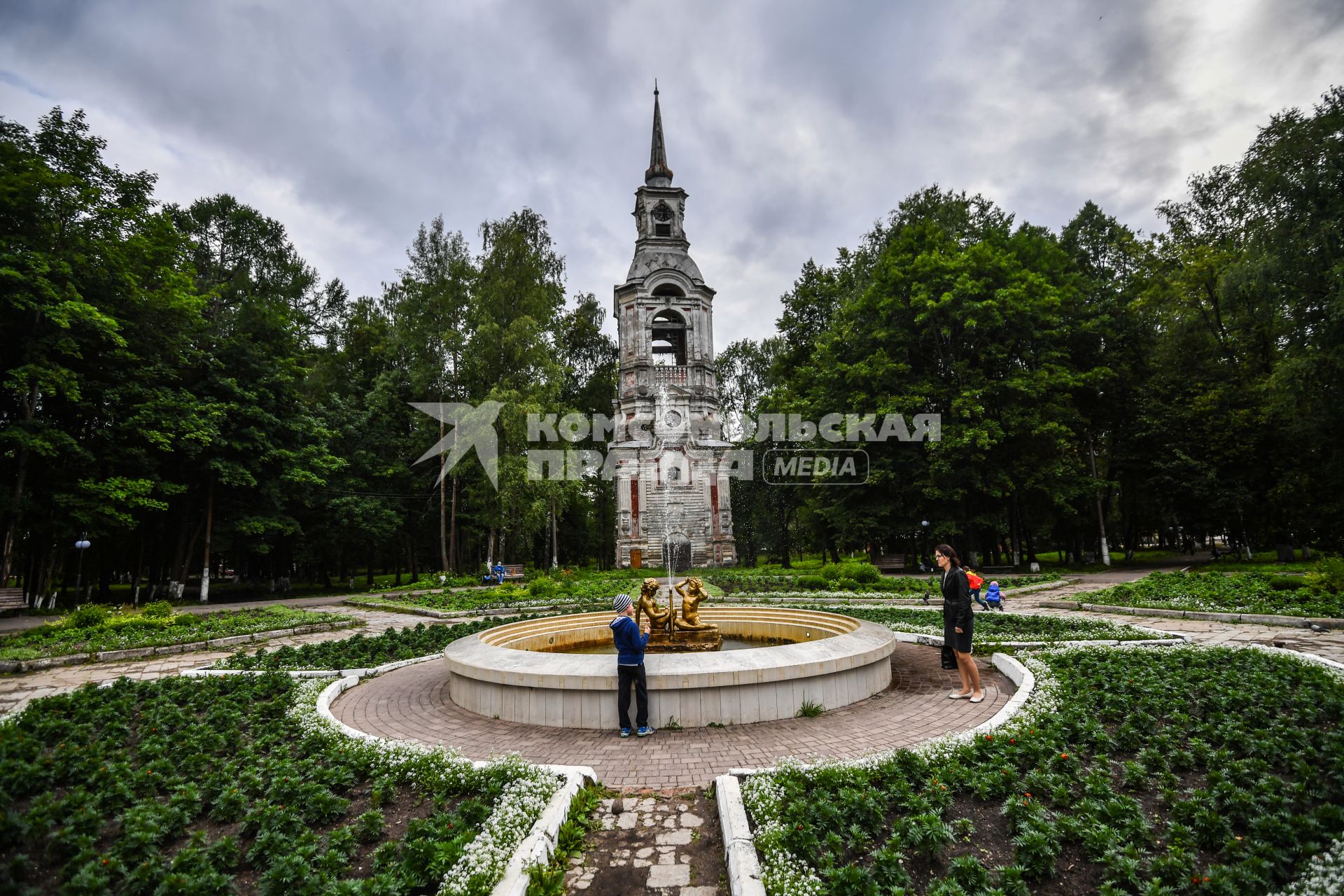 Селигер, Осташков. Вид на фонтан и старинную колокольню в парке `Свобода`.