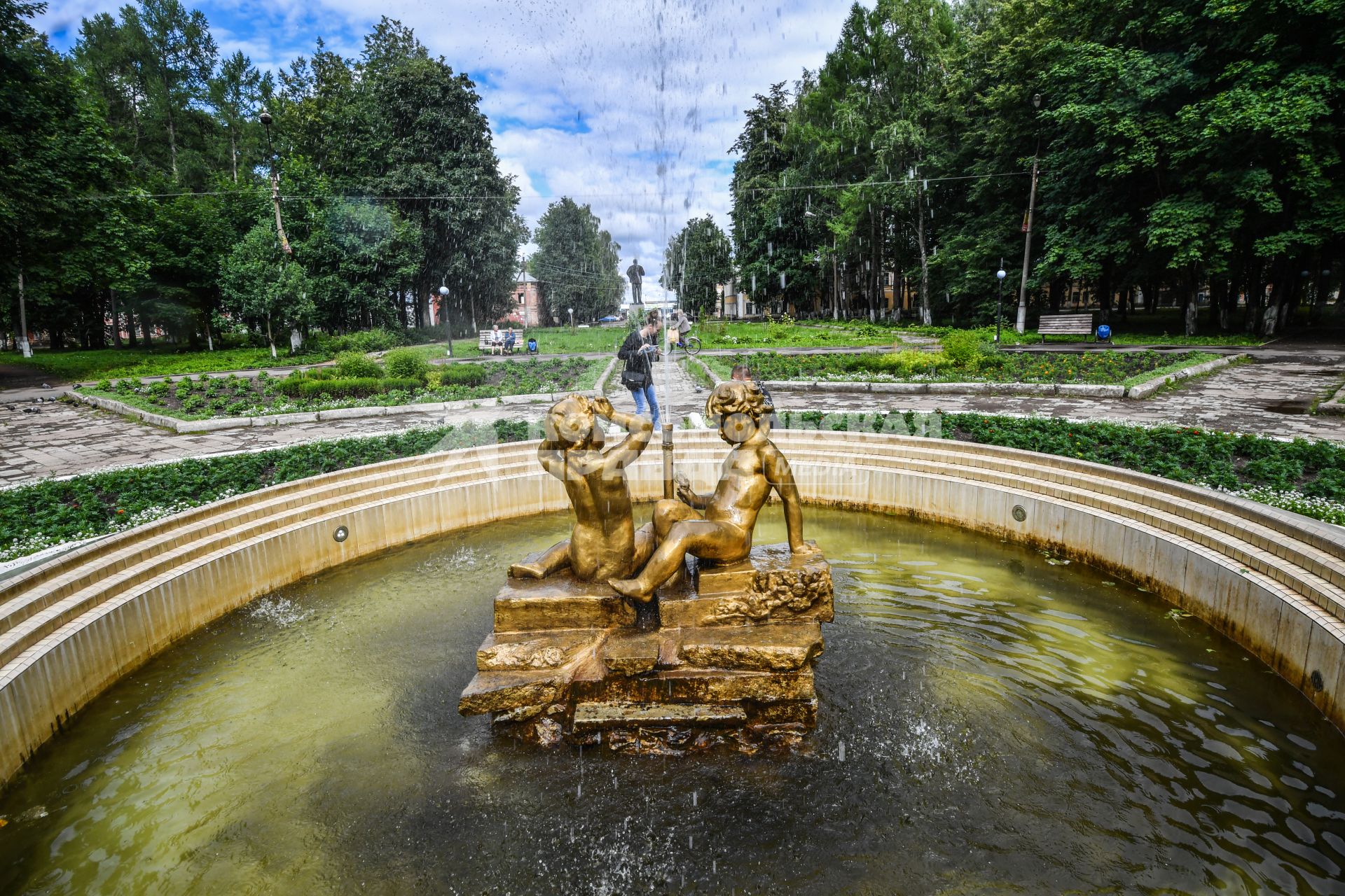 Селигер, Осташков. Вид на фонтан в парке `Свобода`.