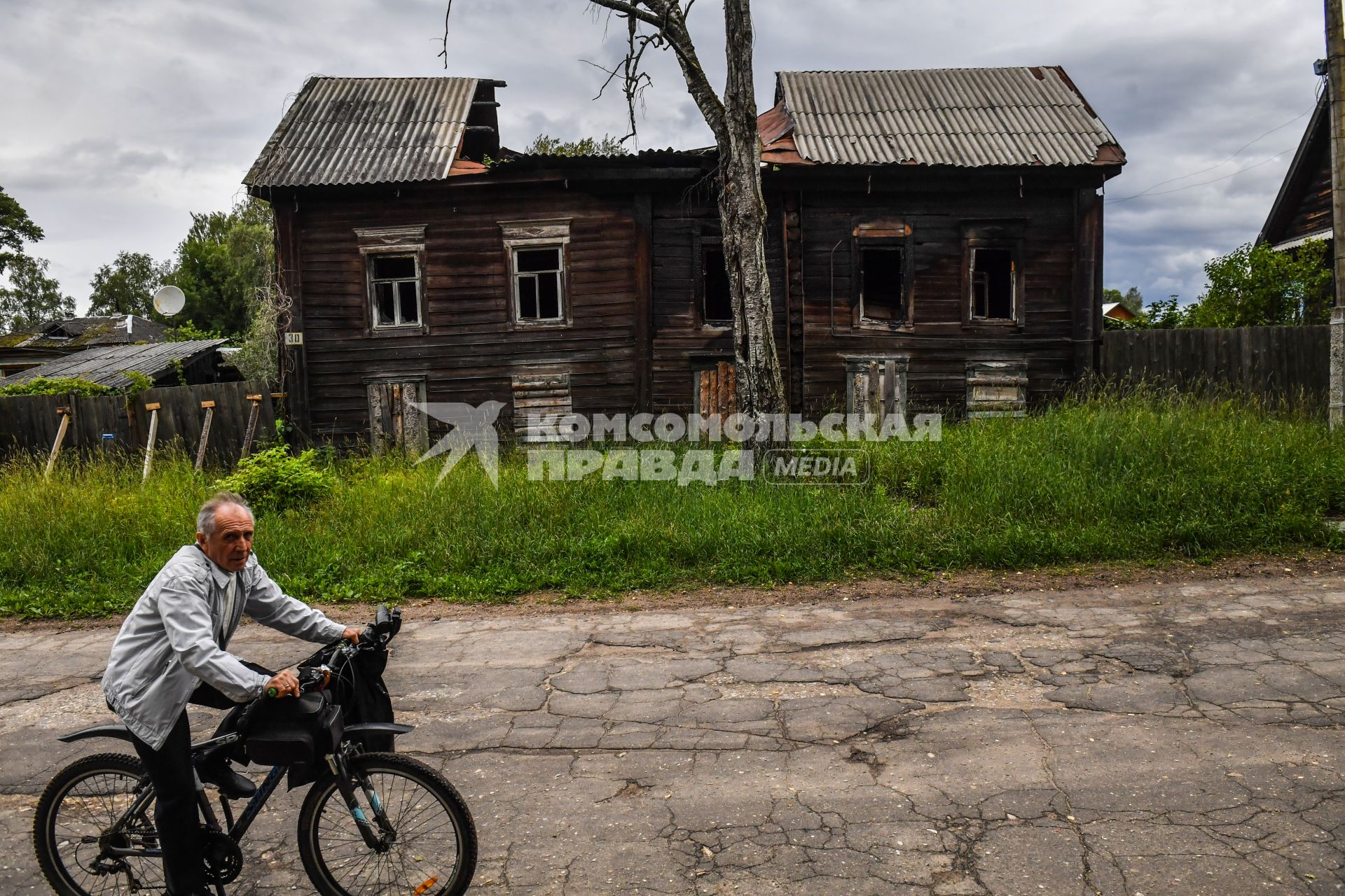 Селигер, Осташков. Велосипедист  на одной из улиц города.