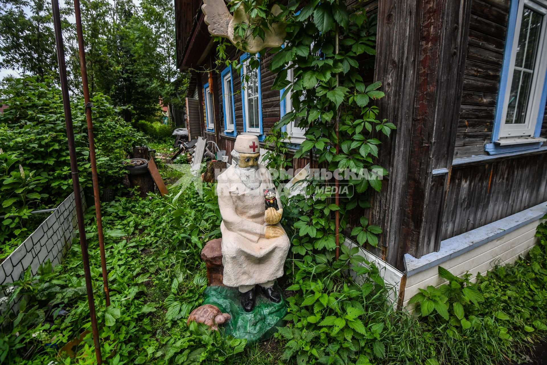Селигер, Осташков. Садовая скульптура во дворе одного из домов города.