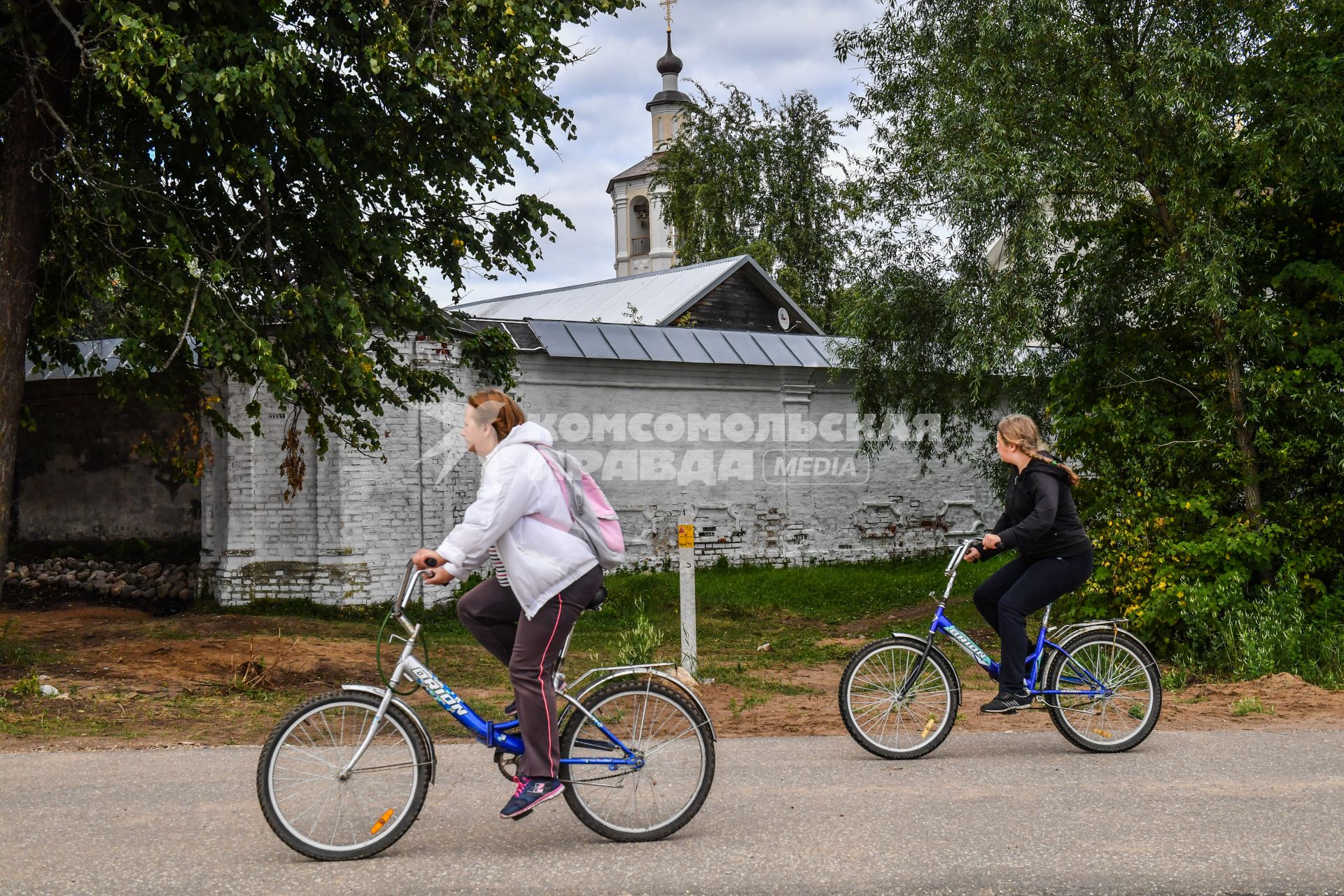 Селигер, Осташков. Велосипедисты на одной из улиц города.