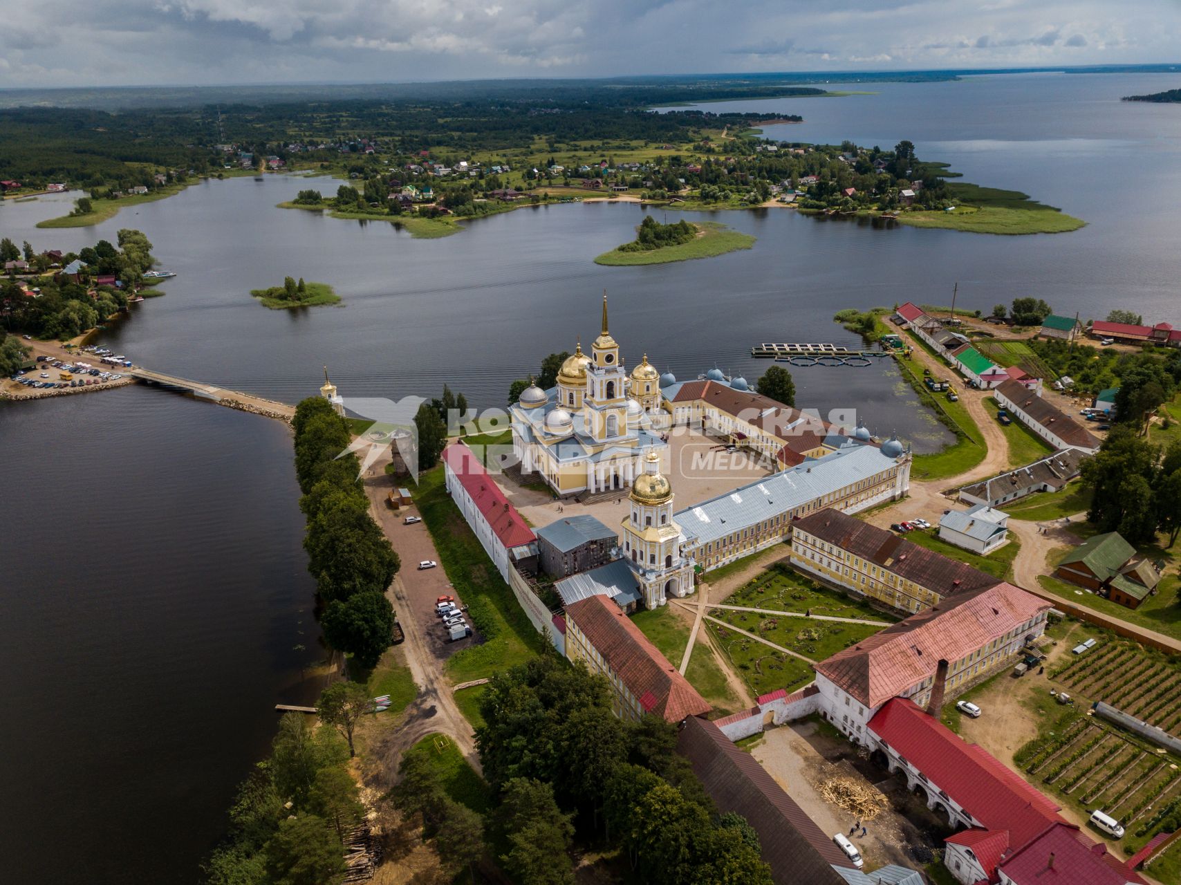 Селигер. Вид на монастырь Нилова Пустынь.