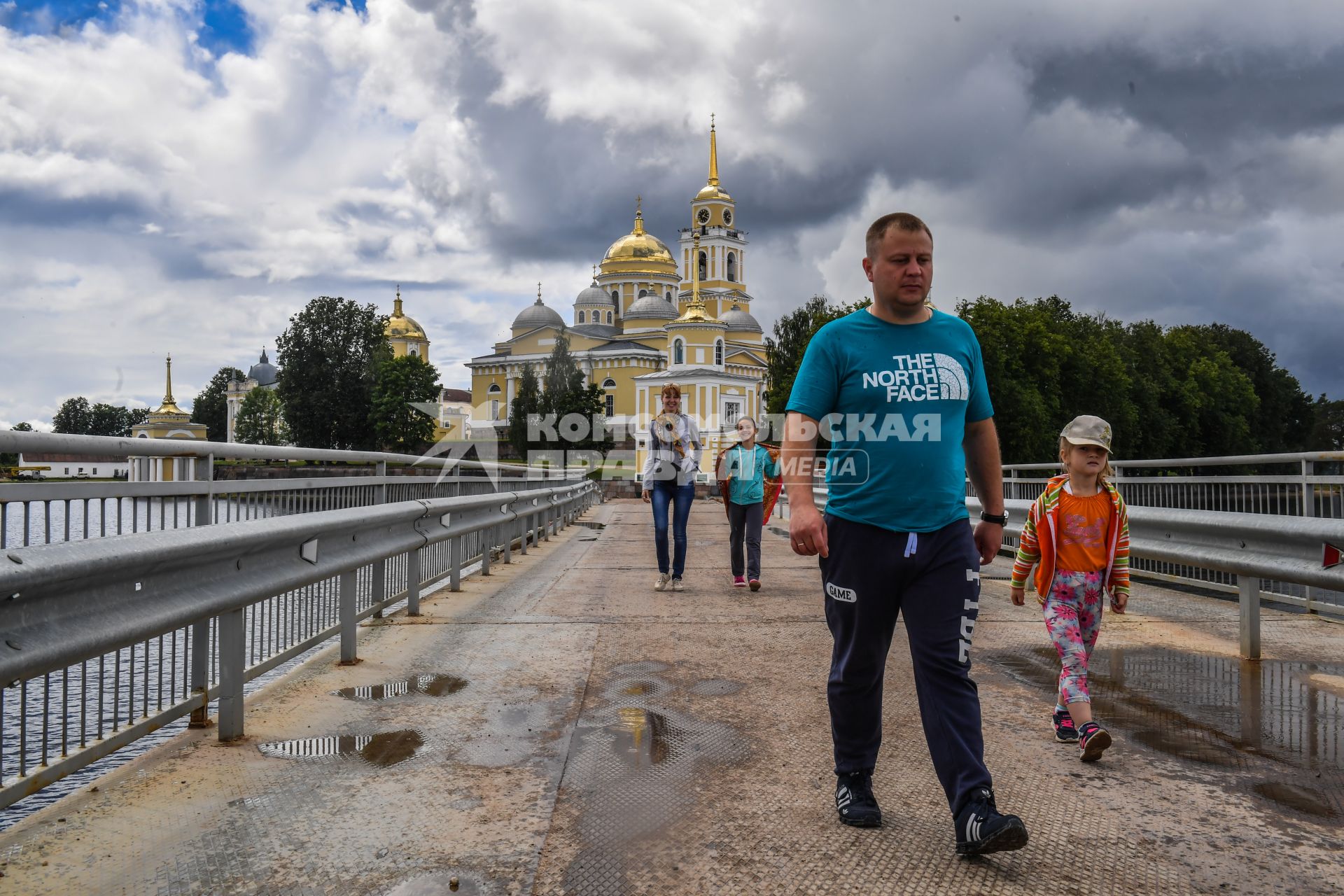 Селигер. Вид на монастырь Нилова Пустынь.