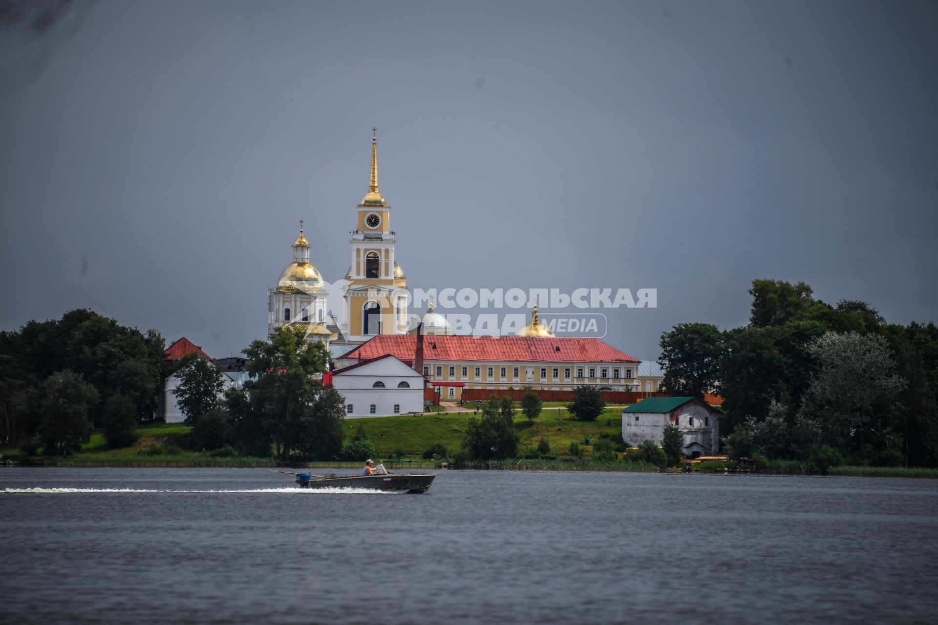 Селигер. Вид на монастырь Нилова Пустынь.