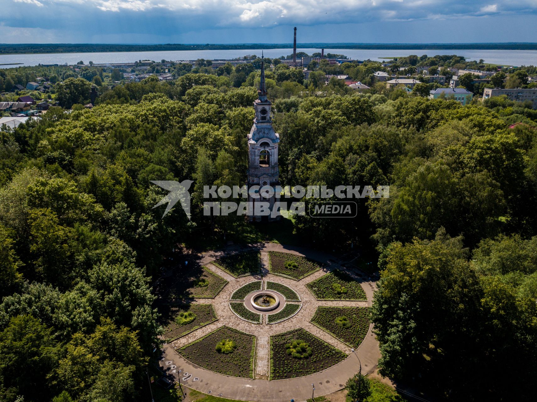 Селигер, Осташков. Вид сверху на фонтан и старинную колокольню в парке `Свобода`.