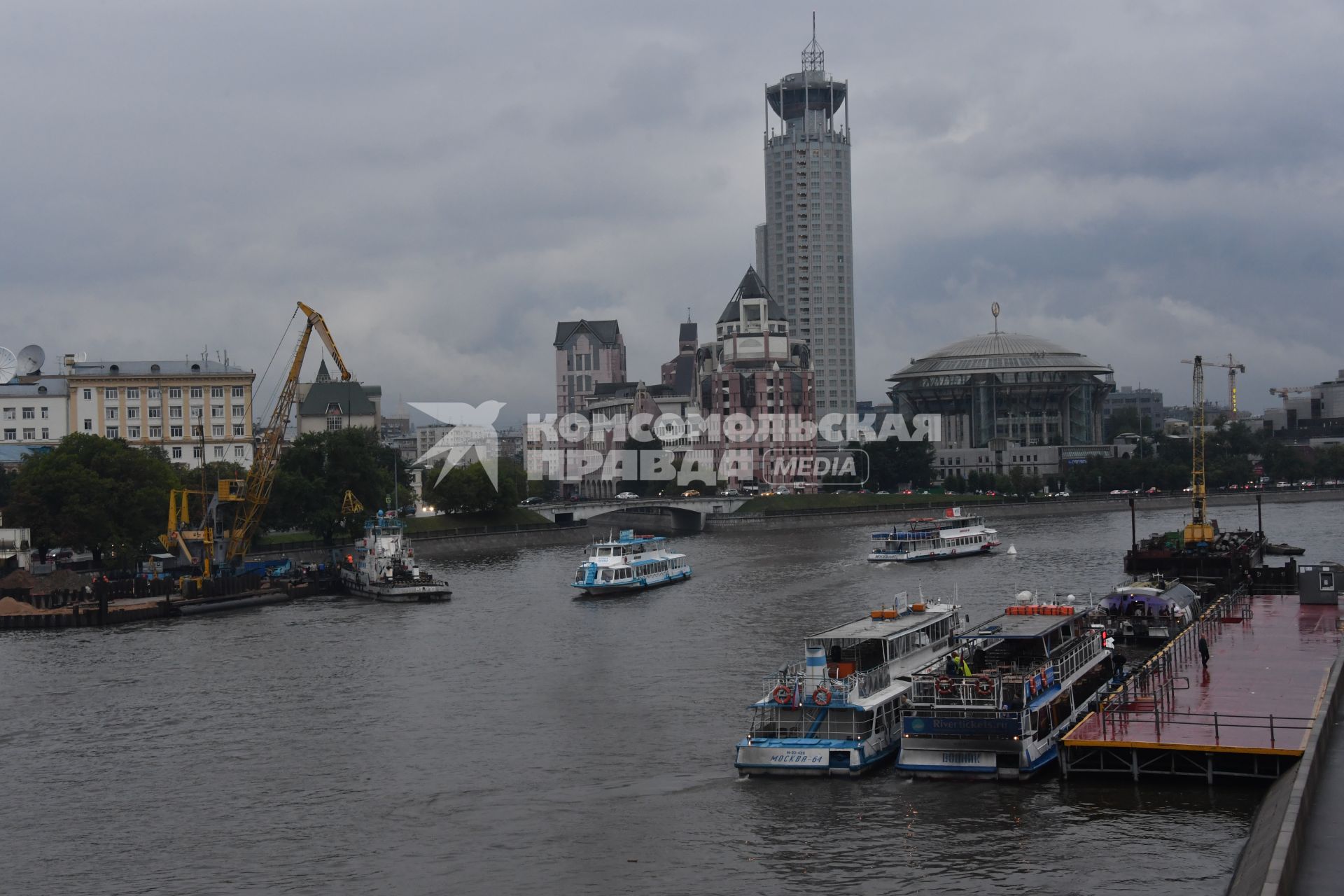 Москва. Вид на Москва-реку у Краснохолмской набережной.