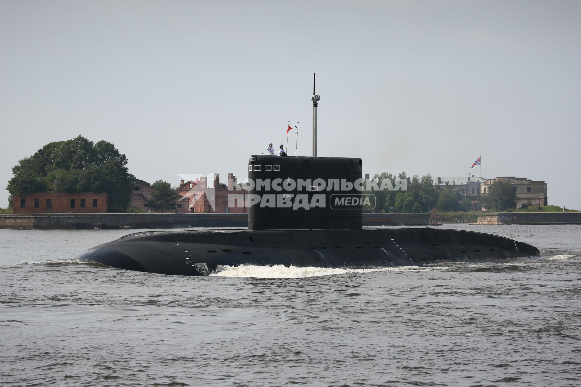 Санкт-Петербург, Кронштадт. Подводная лодкаво время главного военно-морского  парада в честь Дня ВМФ России.