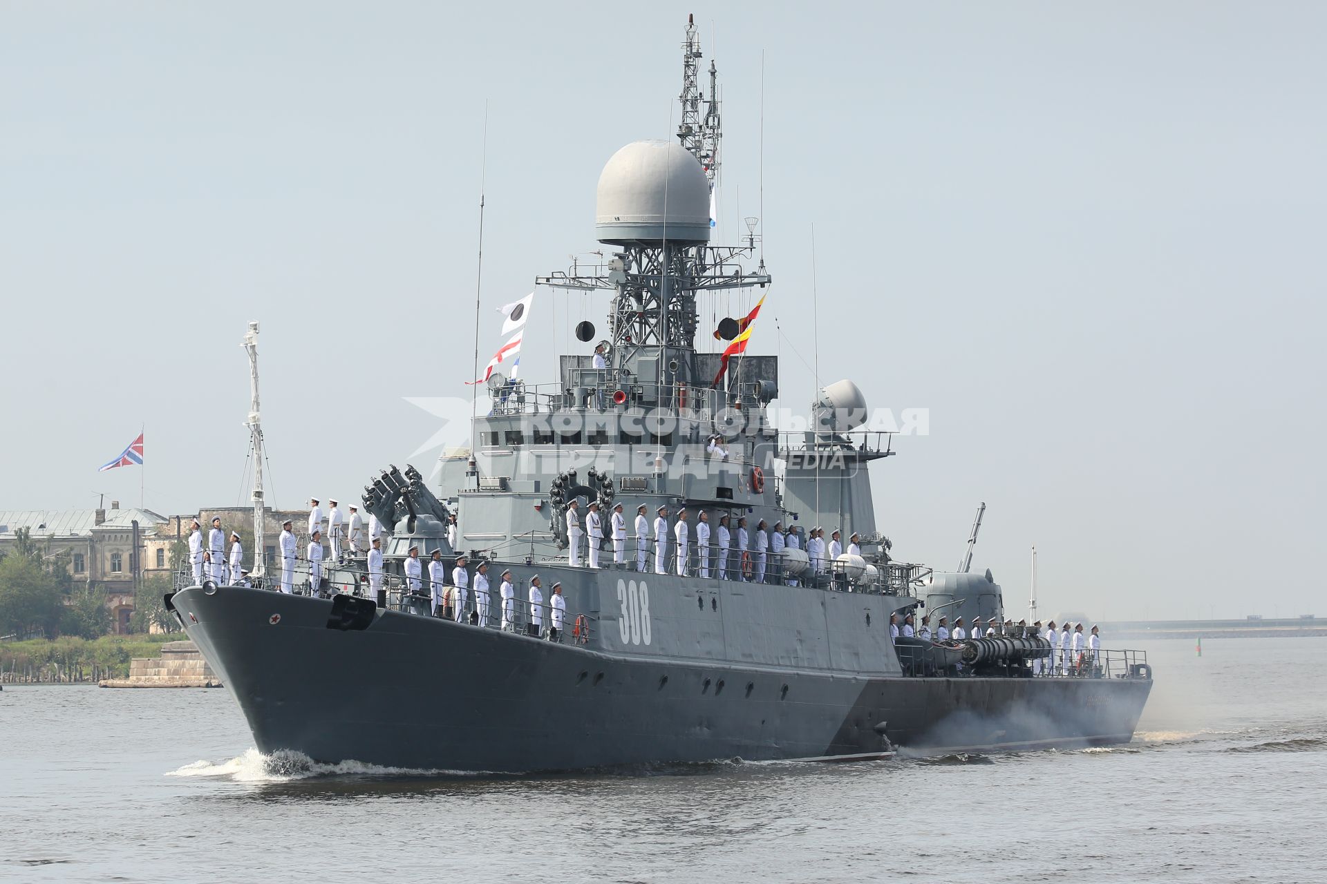Санкт-Петербург, Кронштадт. Малый противолодочный корабль `Зеленодольск` во время главного военно-морского  парада в честь Дня ВМФ России.