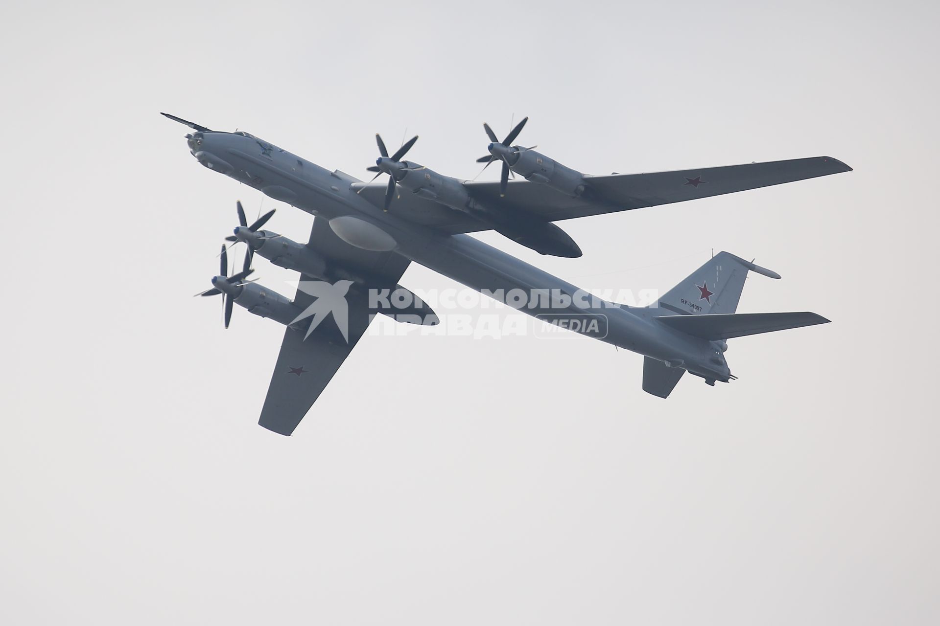 Санкт-Петербург, Кронштадт. Дальний противолодочный самолет  Ту-142  время главного военно-морского  парада в честь Дня ВМФ России.