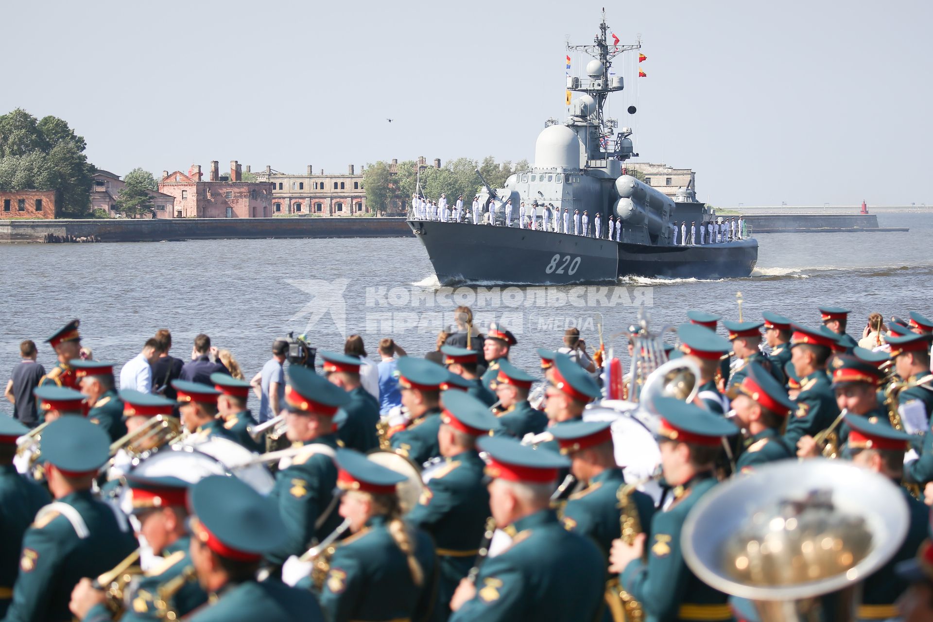 Санкт-Петербург, Кронштадт. Военный духовой оркестр во время главного военно-морского  парада в честь Дня ВМФ России.