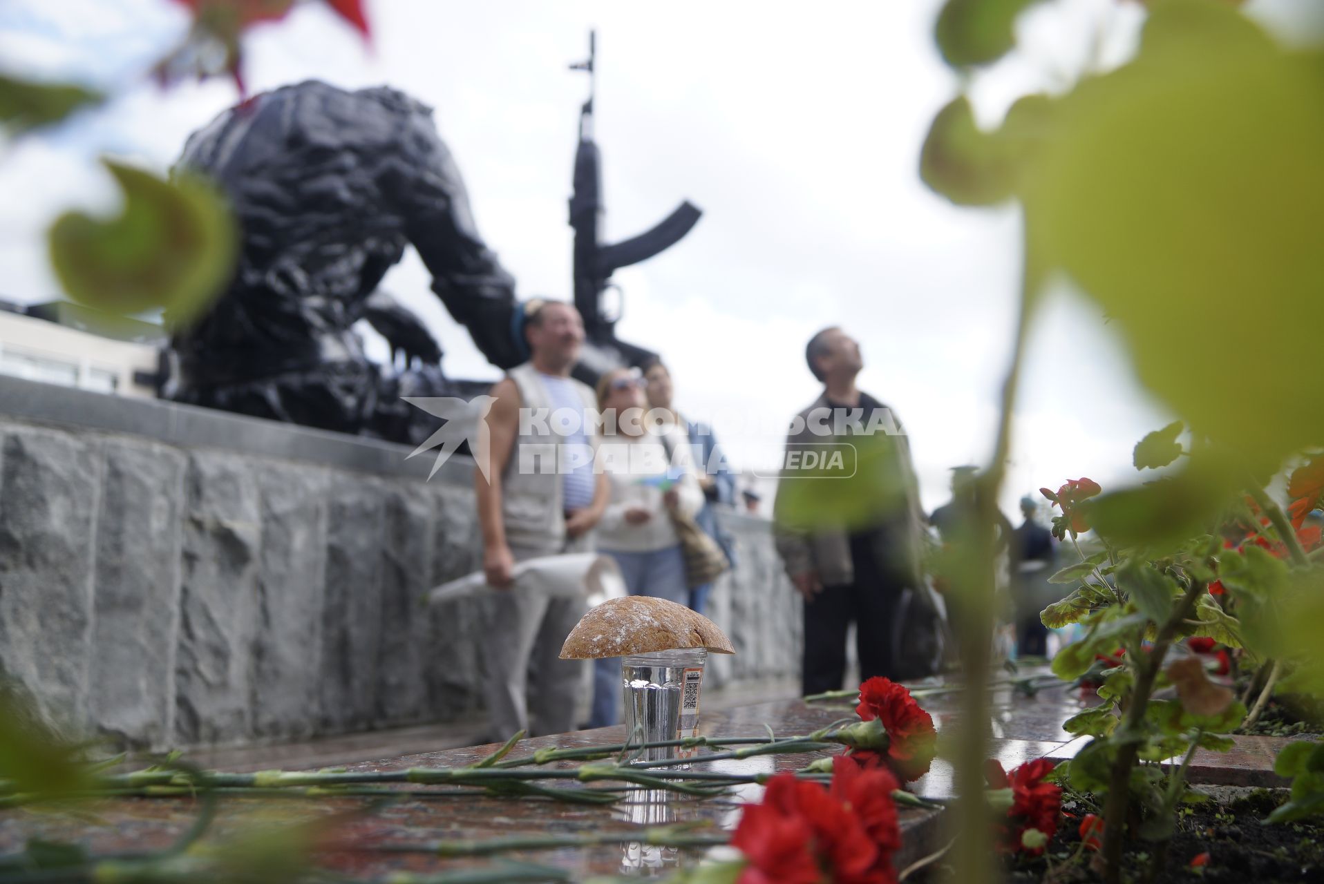 Екатеринбург. Десантники у памятника \'Черный тюльпан\' во время празднования дня ВДВ