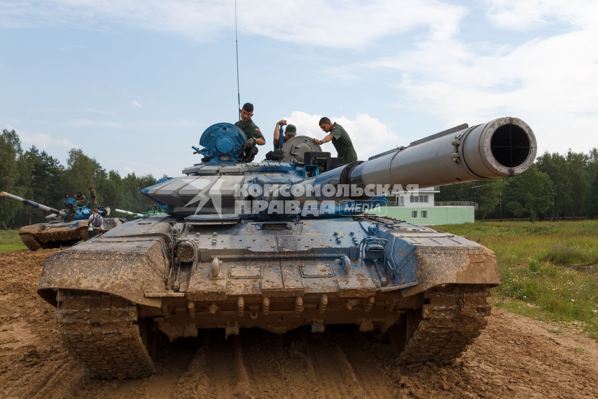 Московская область. Команда армии Венесуэла на танке Т-72Б3 в индивидуальной гонке международных соревнований `Танковый биатлон - 2018` на подмосковном полигоне `Алабино`.