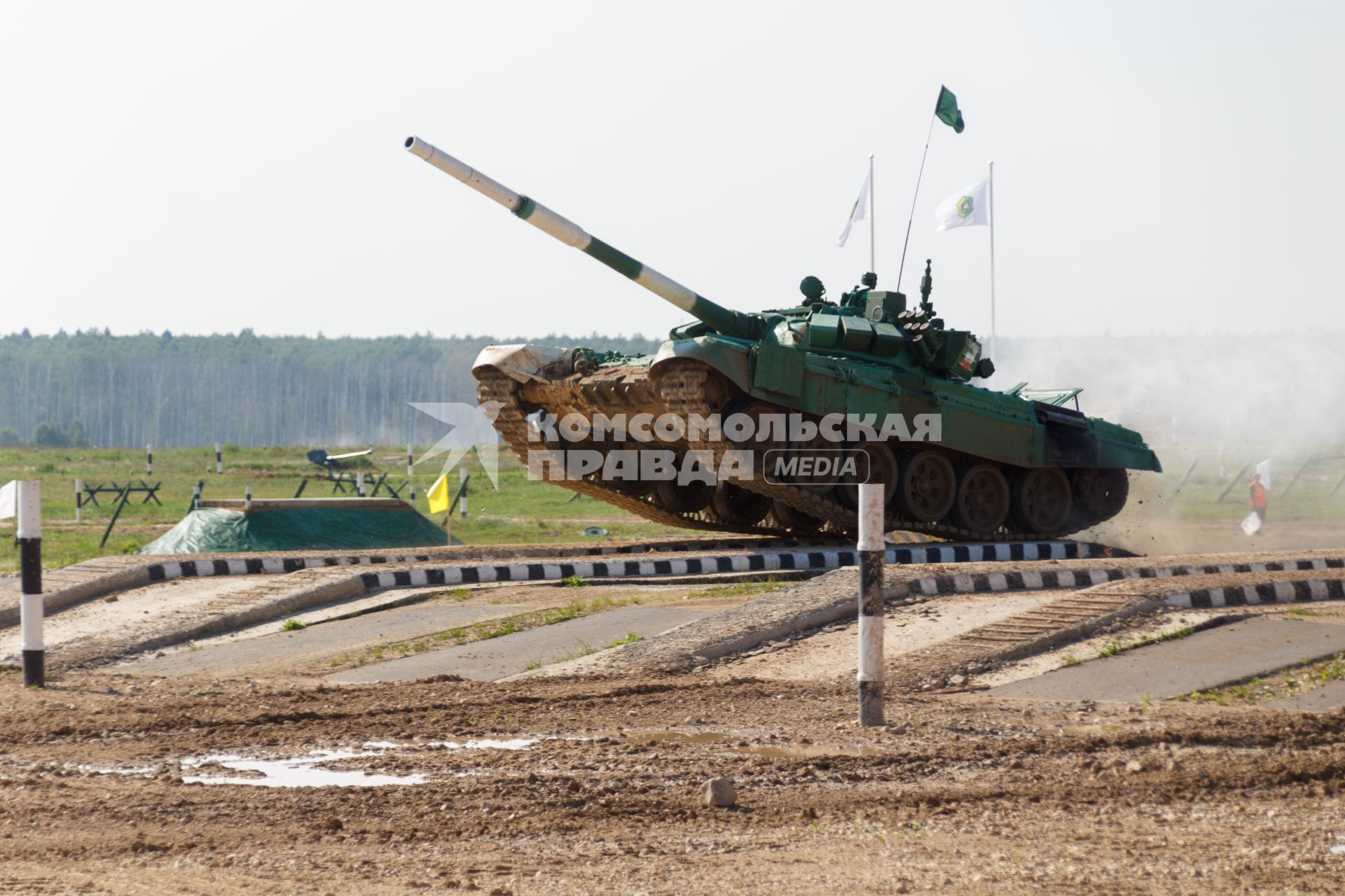 Московская область. Команда армии Ирана на танке Т-72Б3 в индивидуальной гонке международных соревнований `Танковый биатлон - 2018` на подмосковном полигоне `Алабино`.