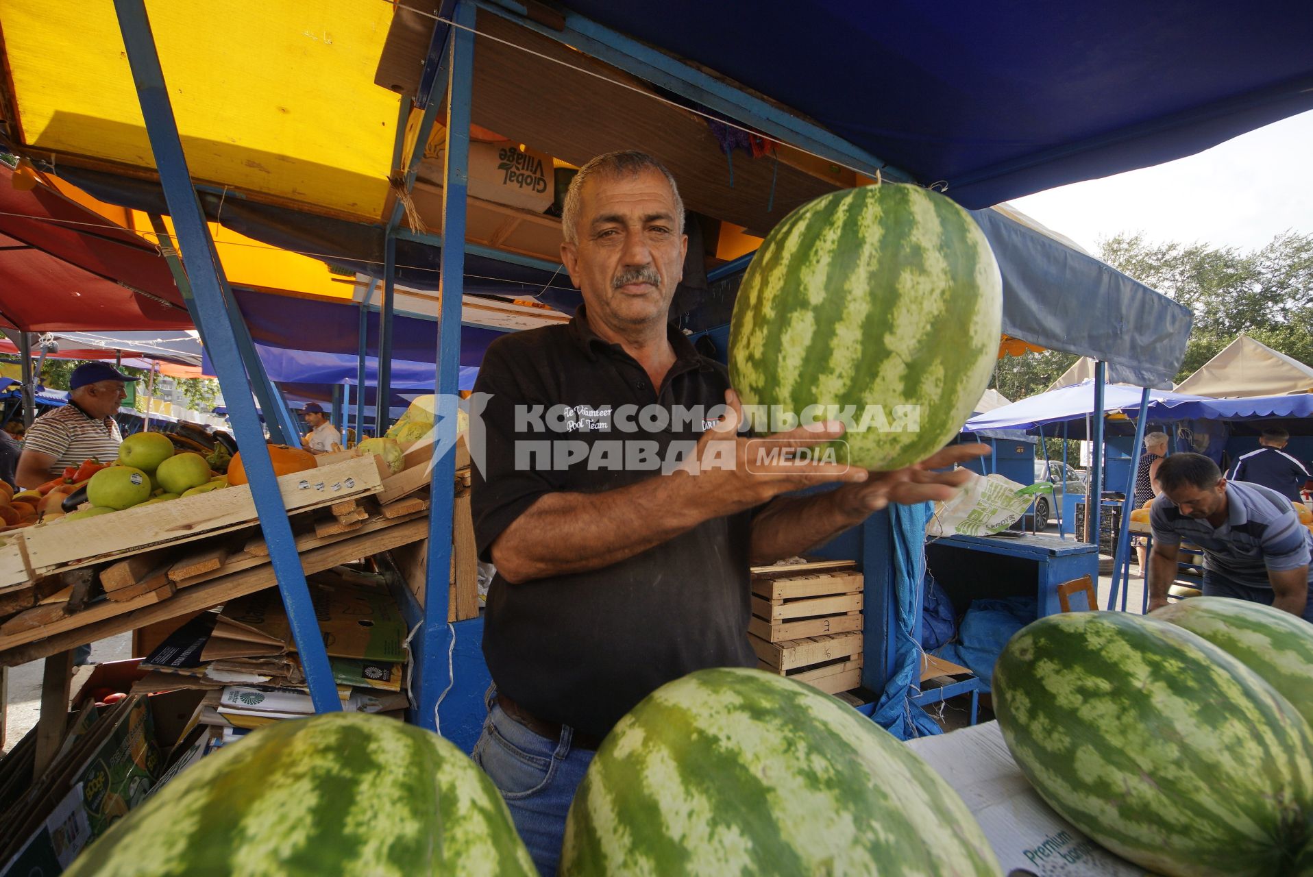 Екатеринбург. Продажа арбузов на рынке