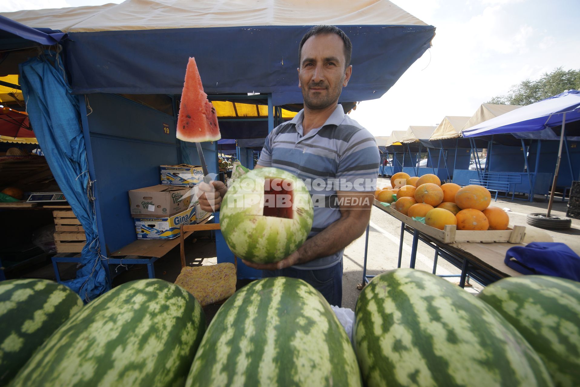 Екатеринбург. Продажа арбузов на рынке