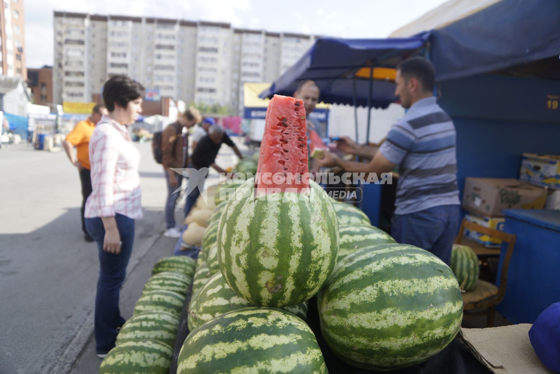 Екатеринбург. Продажа арбузов на рынке