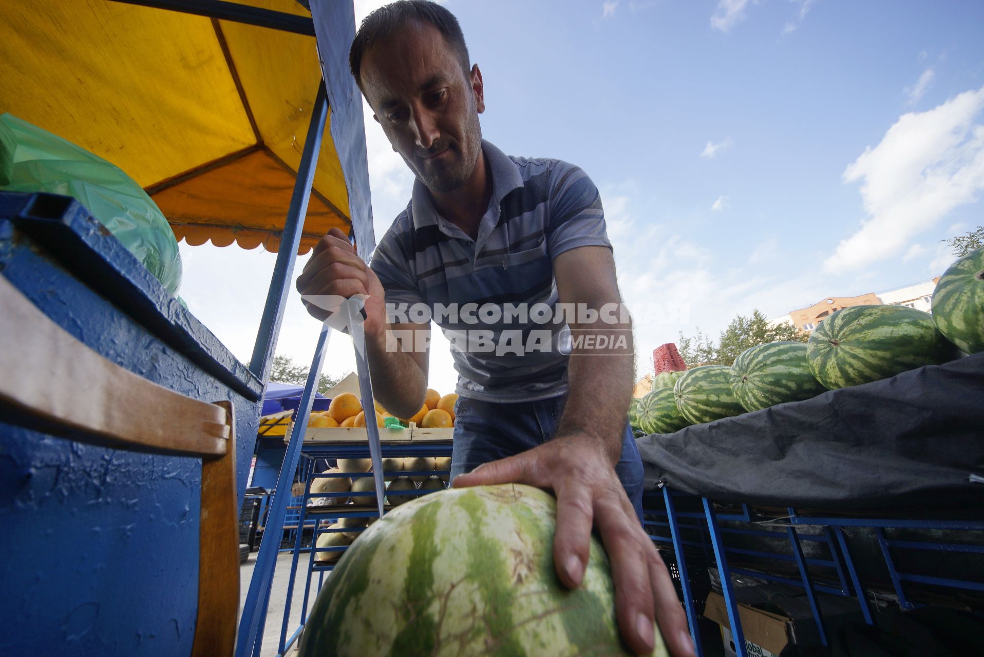 Екатеринбург. Продажа арбузов на рынке