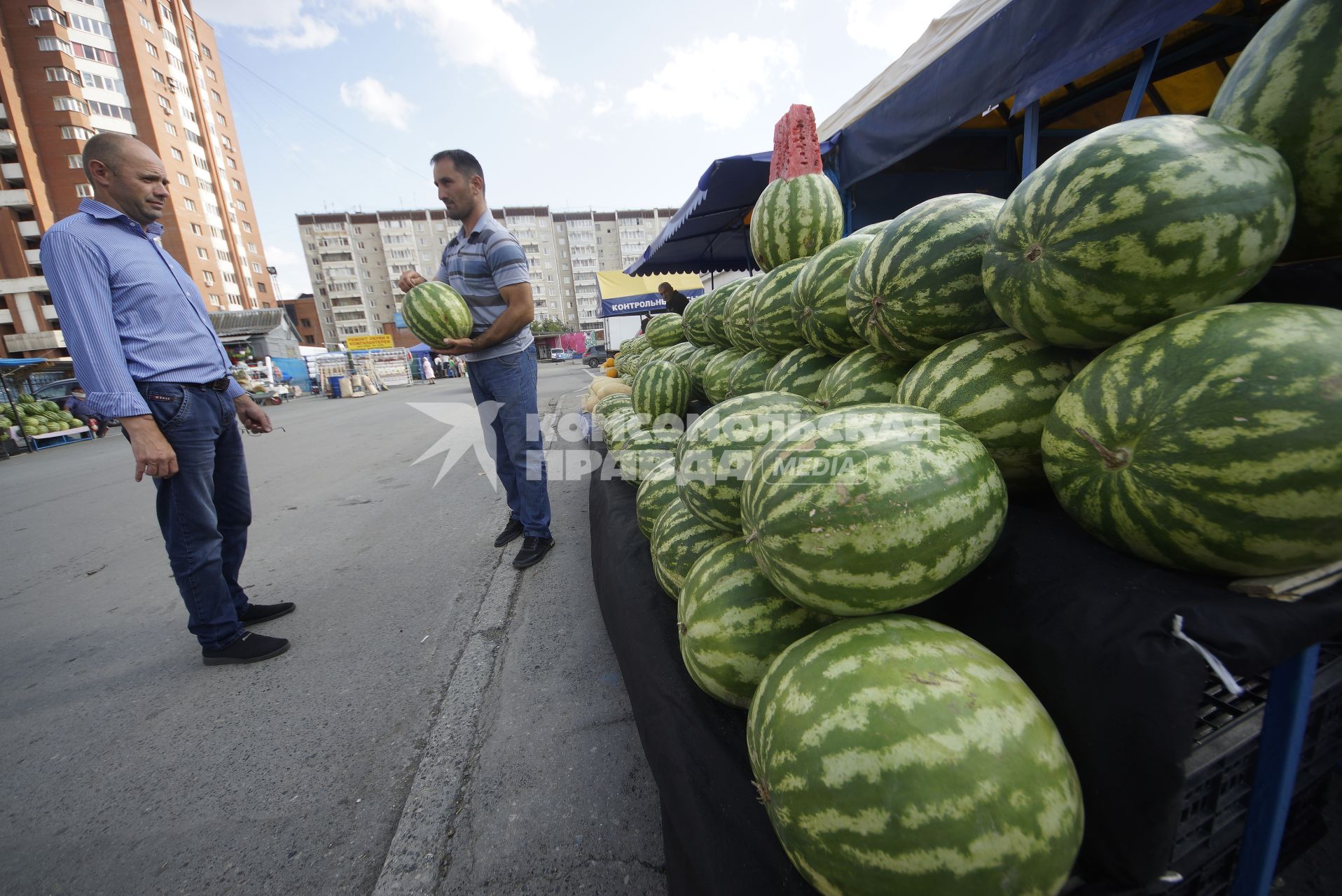 Екатеринбург. Продажа арбузов на рынке